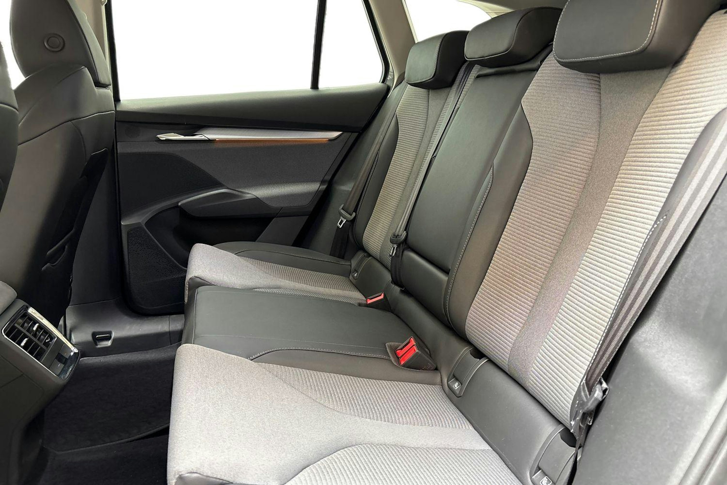 harmaa Skoda Enyaq 2023 kuva 10.