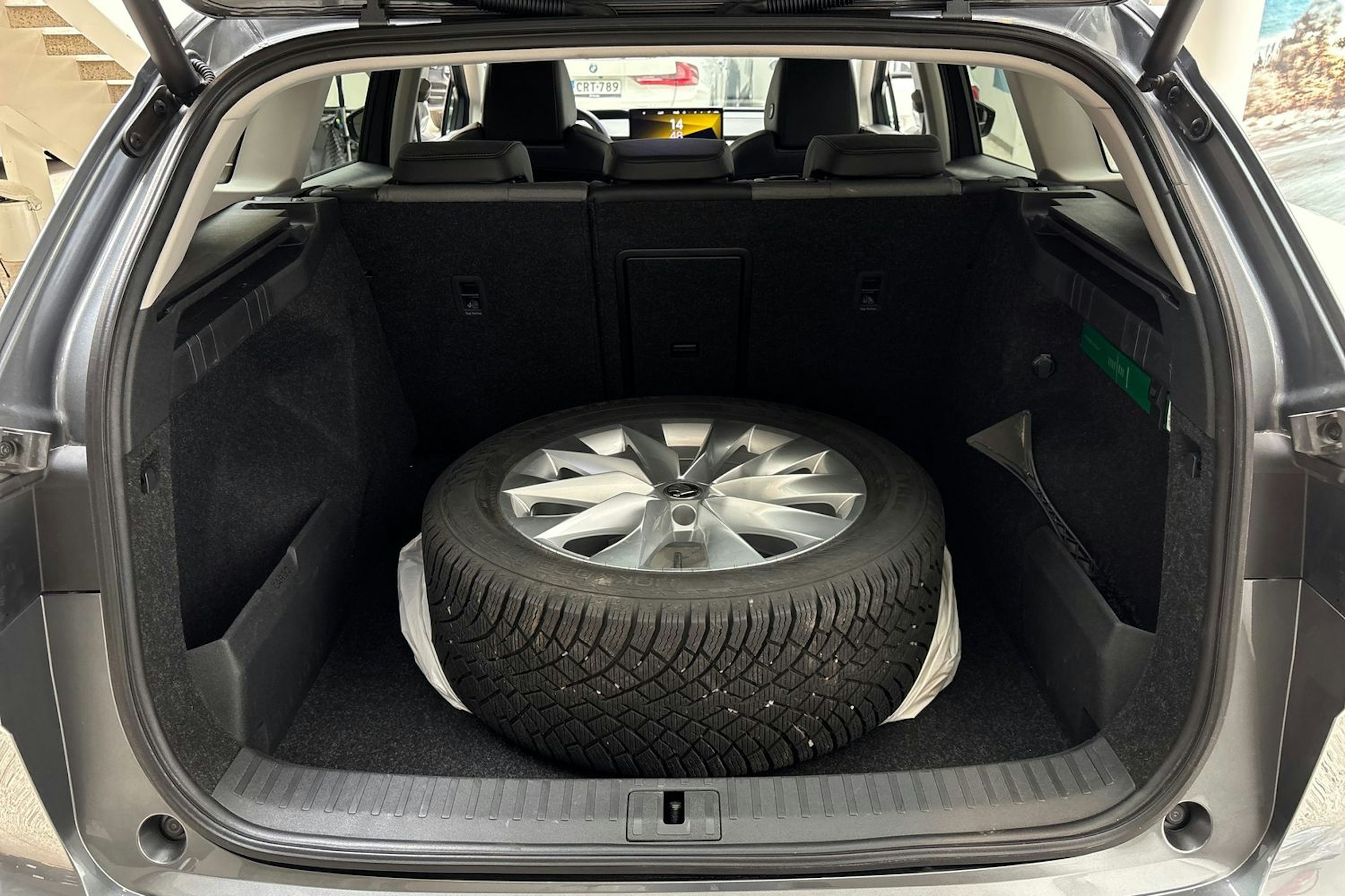 harmaa Skoda Enyaq 2023 kuva 14.