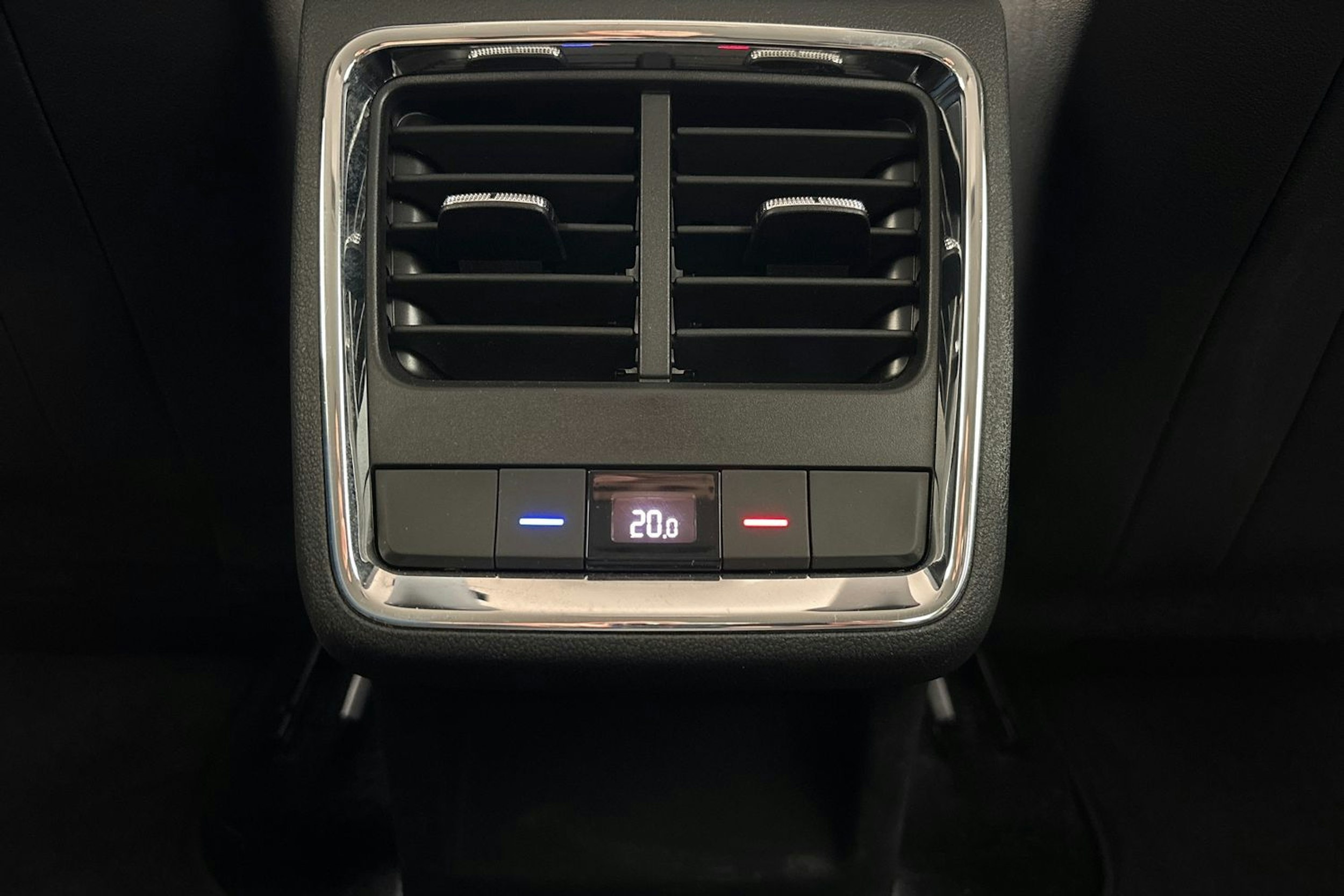 harmaa Skoda Enyaq 2023 kuva 17.