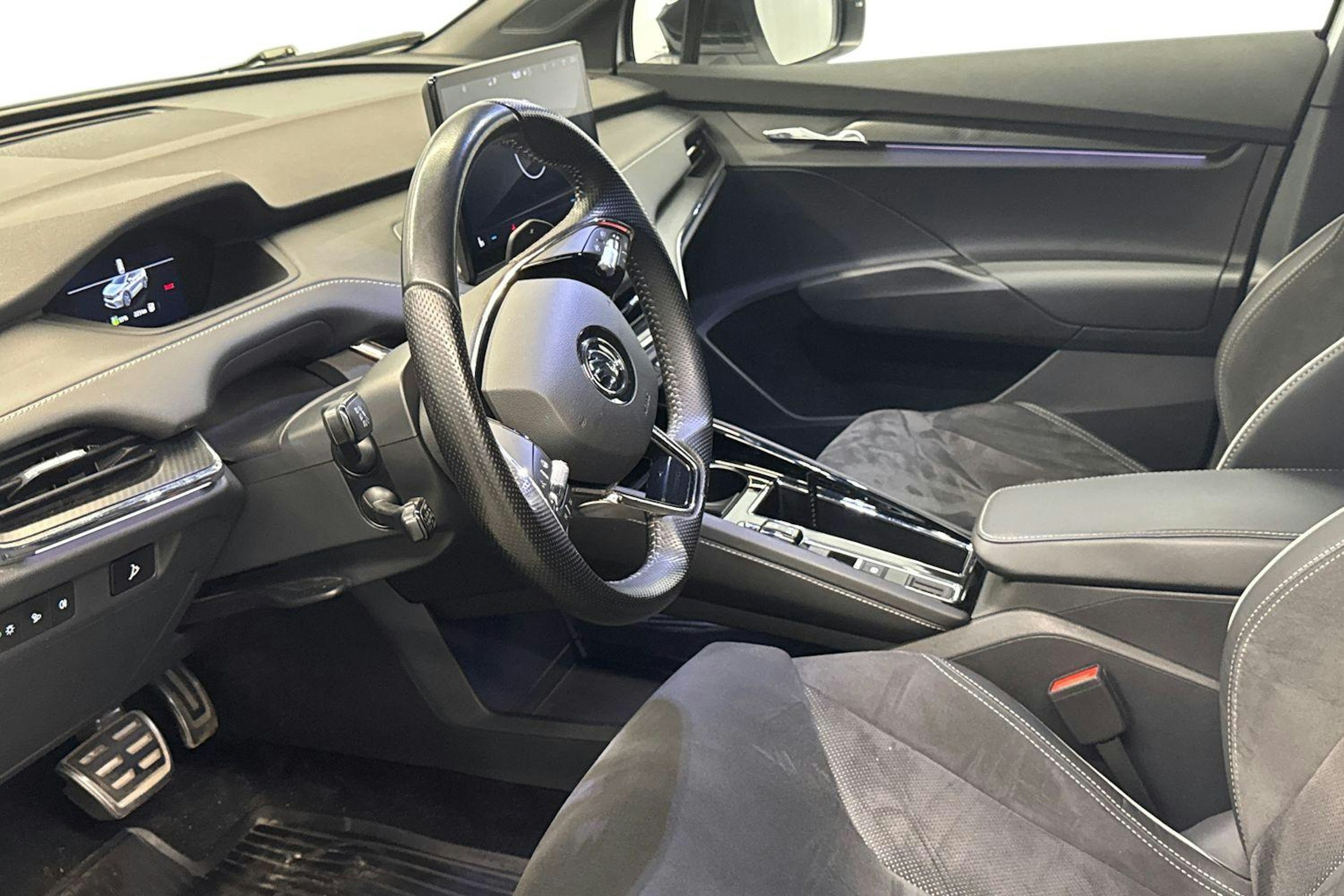 valkoinen Skoda Enyaq 2023 kuva 7.