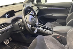 valkoinen Skoda Enyaq 2023 kuva 7.