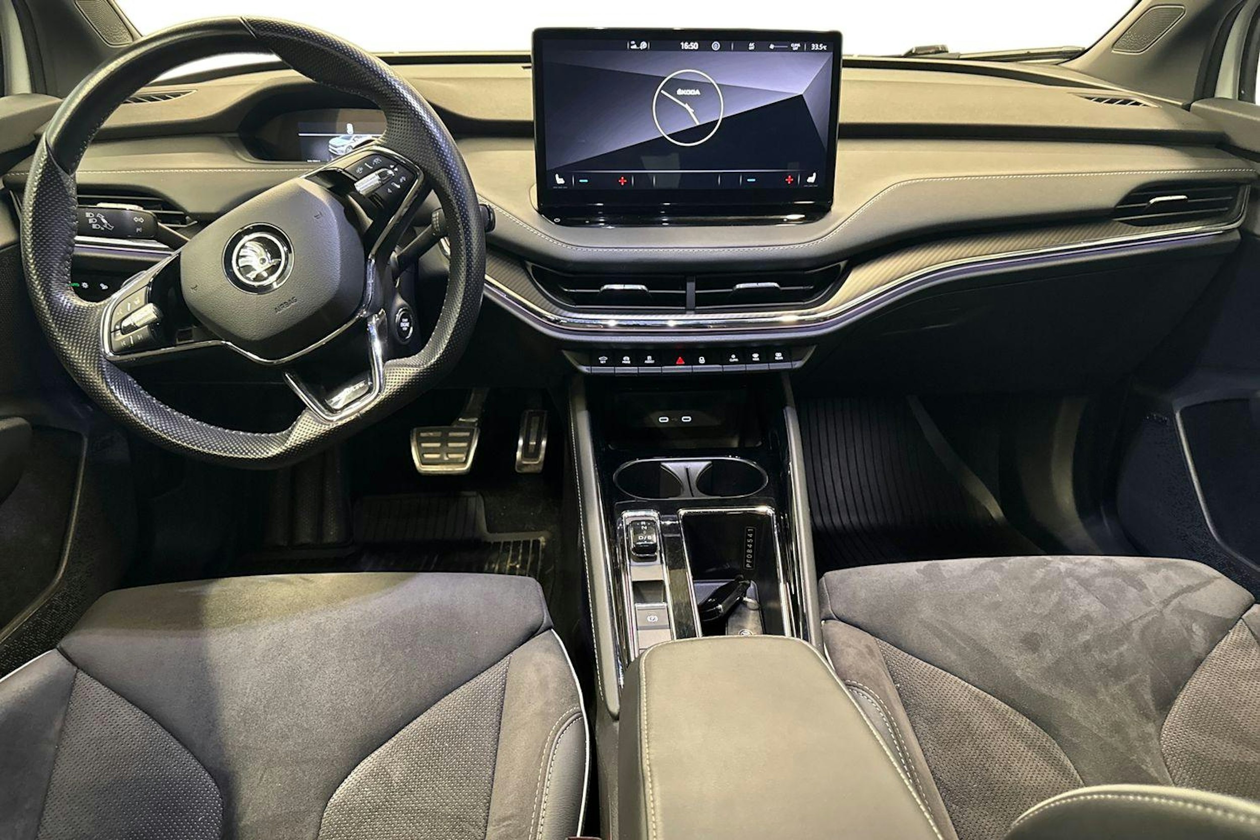 valkoinen Skoda Enyaq 2023 kuva 9.