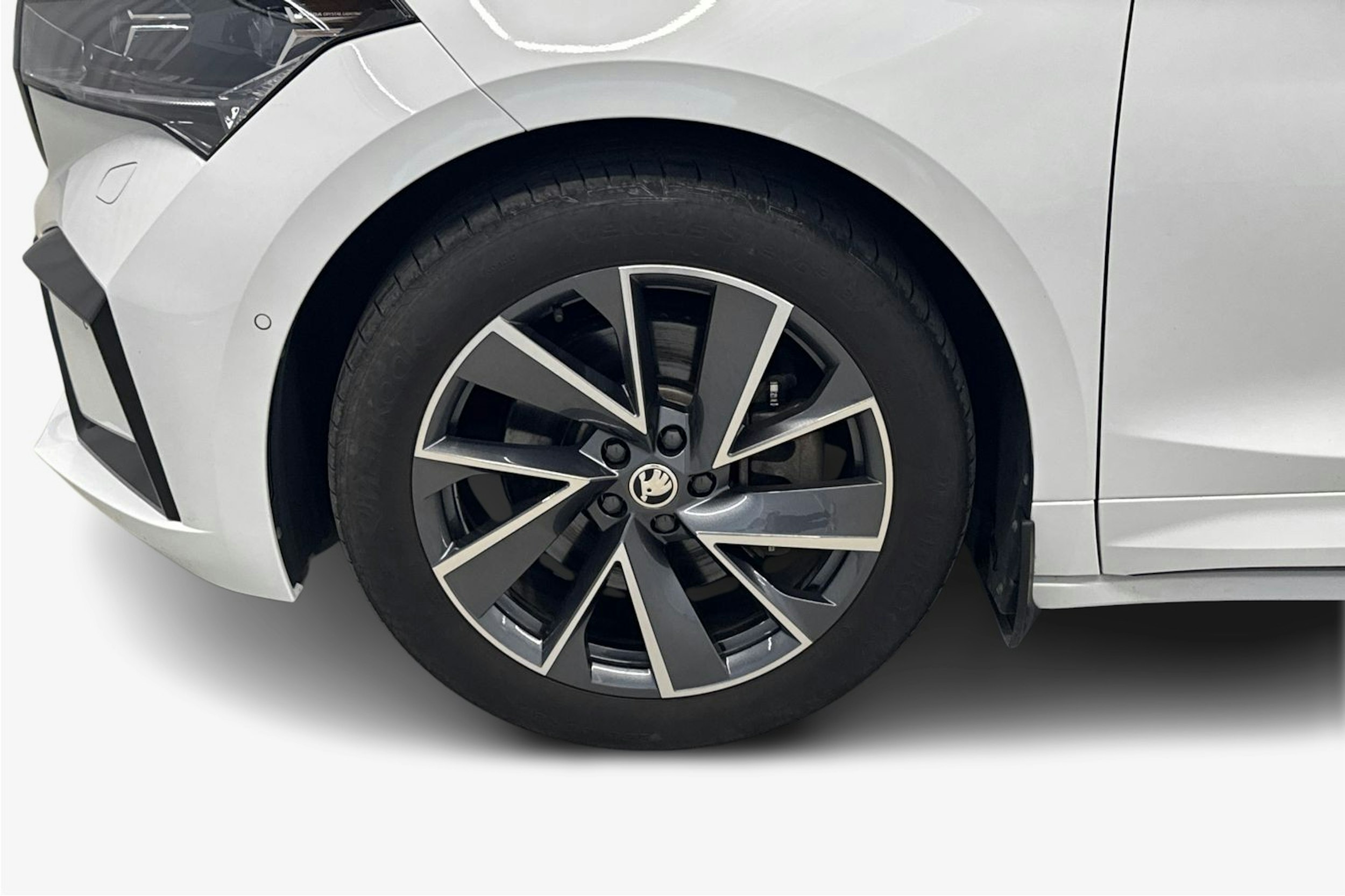 valkoinen Skoda Enyaq 2023 kuva 11.