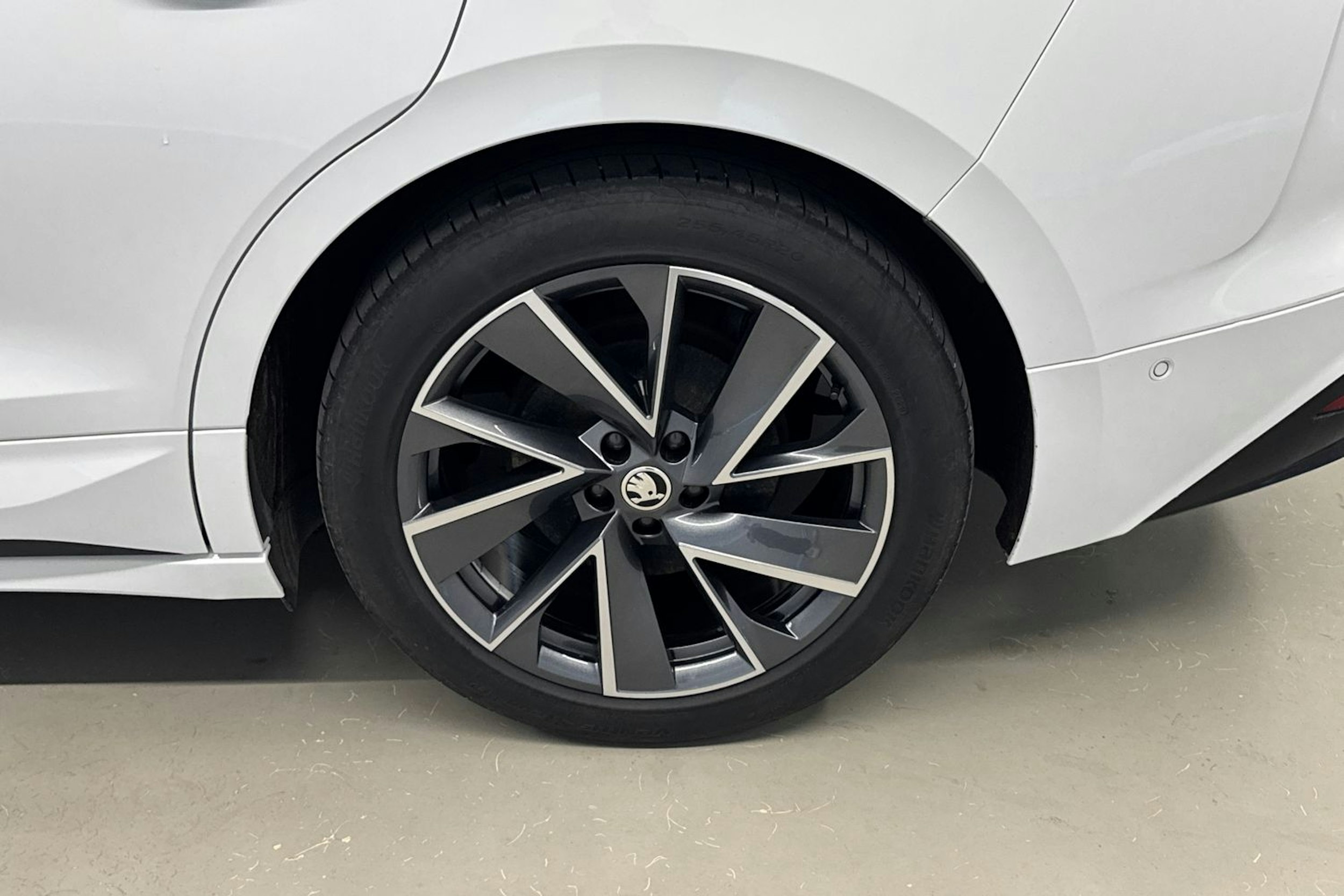 valkoinen Skoda Enyaq 2023 kuva 13.