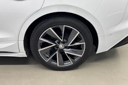 valkoinen Skoda Enyaq 2023 kuva 13.