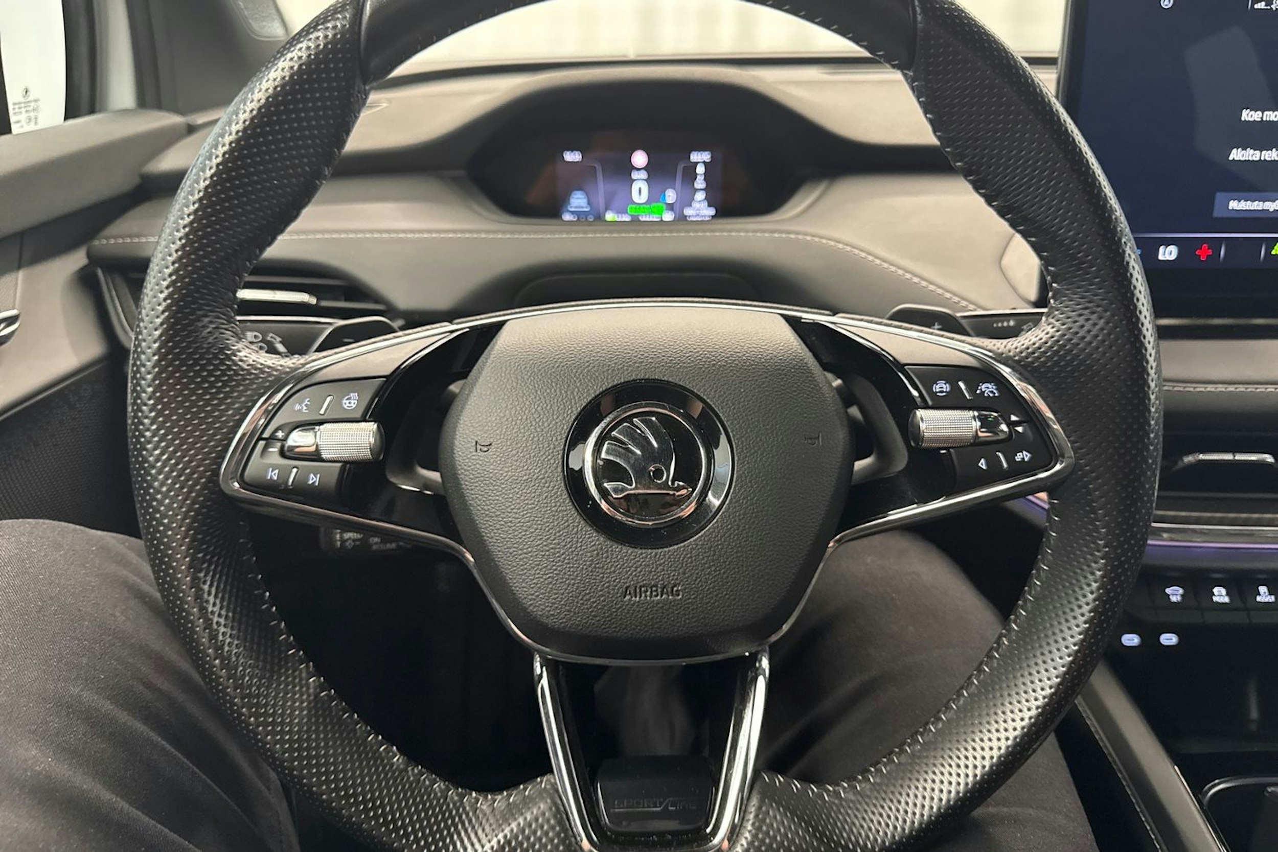 valkoinen Skoda Enyaq 2023 kuva 14.