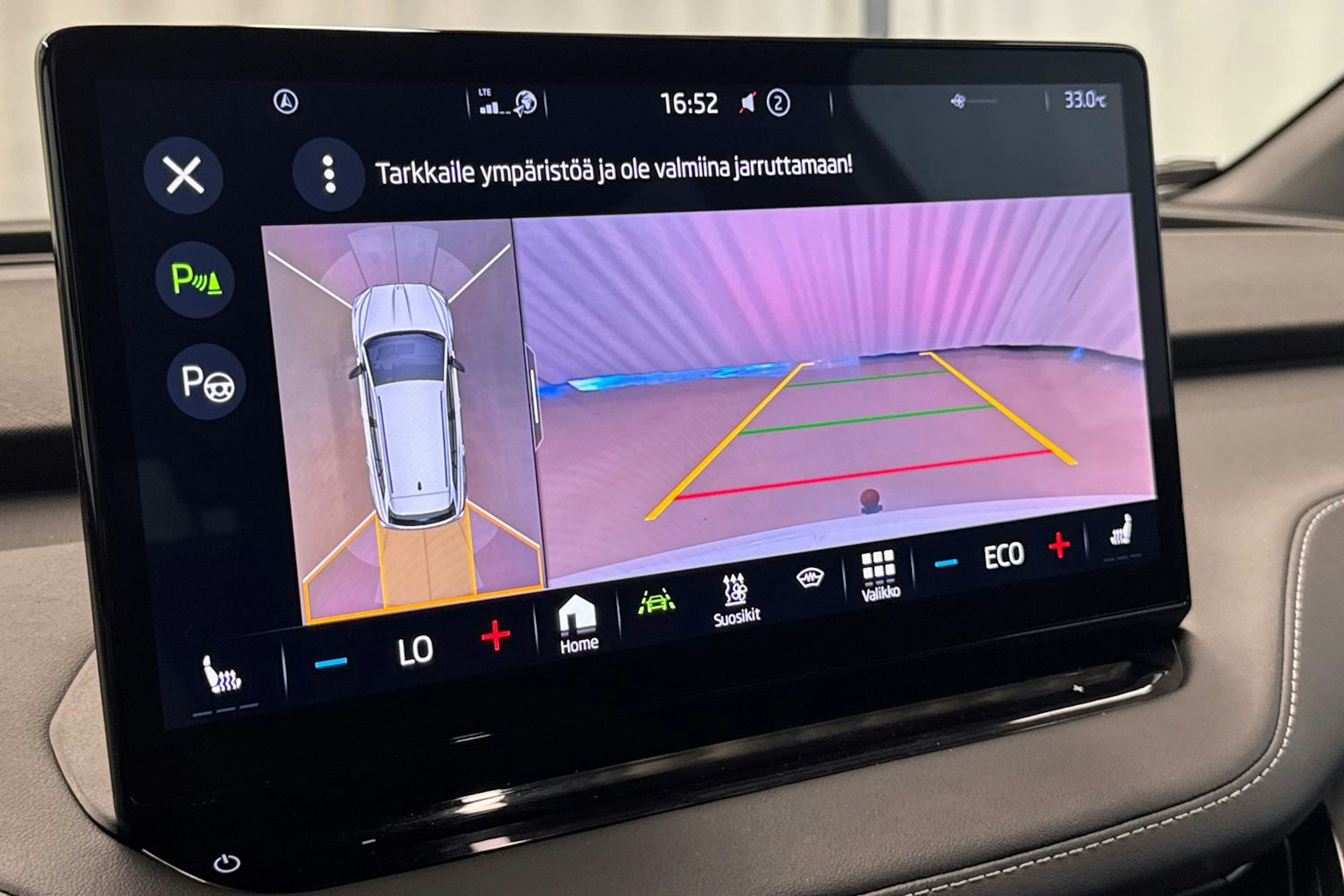 valkoinen Skoda Enyaq 2023 kuva 16.