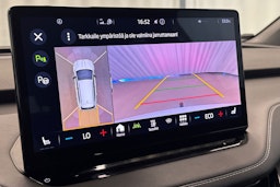 valkoinen Skoda Enyaq 2023 kuva 16.
