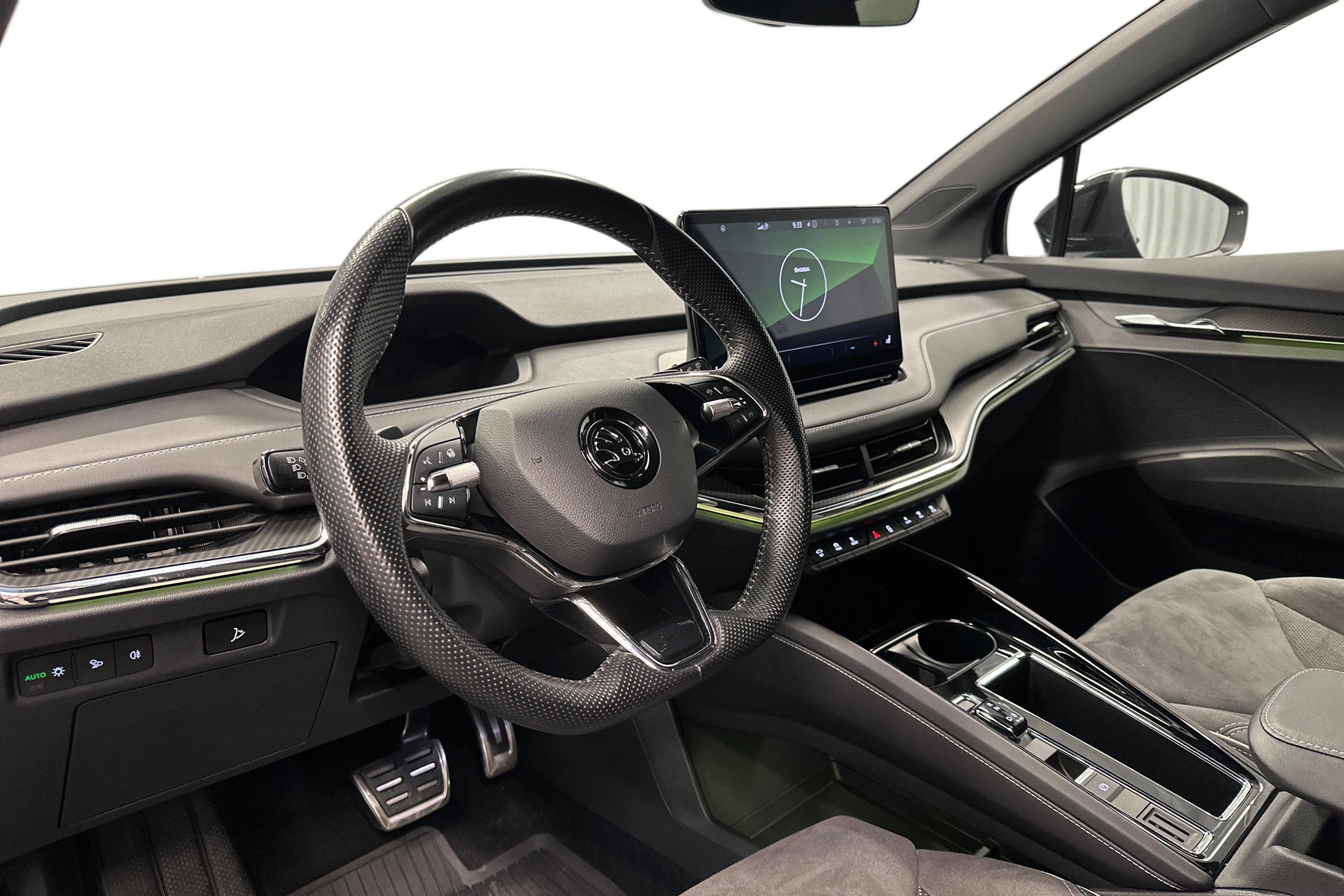 musta Skoda Enyaq 2023 kuva 8.