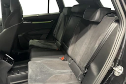 musta Skoda Enyaq 2023 kuva 11.