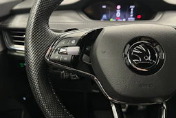 musta Skoda Enyaq 2023 kuva 15.