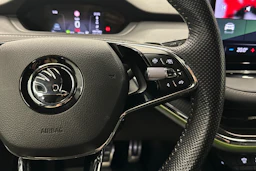 musta Skoda Enyaq 2023 kuva 16.