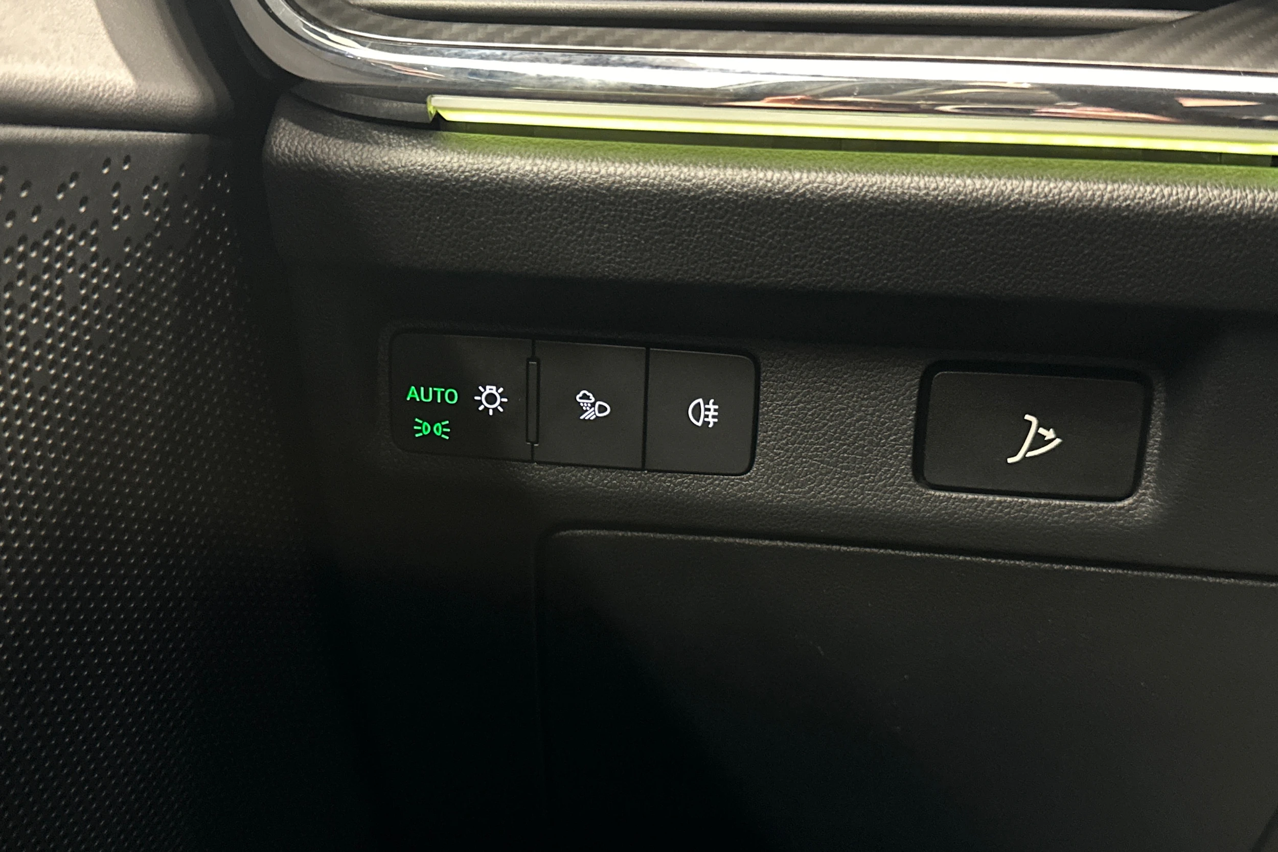 musta Skoda Enyaq 2023 kuva 18.