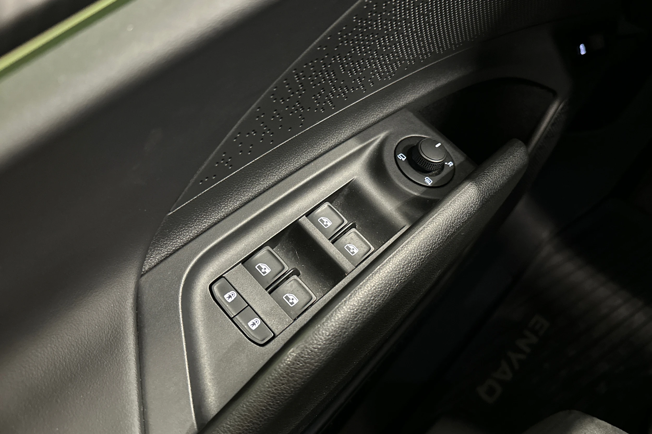 musta Skoda Enyaq 2023 kuva 19.