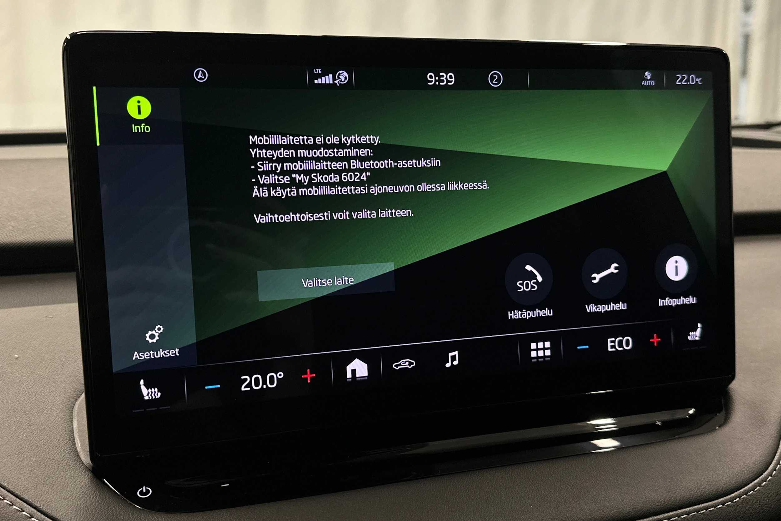 musta Skoda Enyaq 2023 kuva 24.