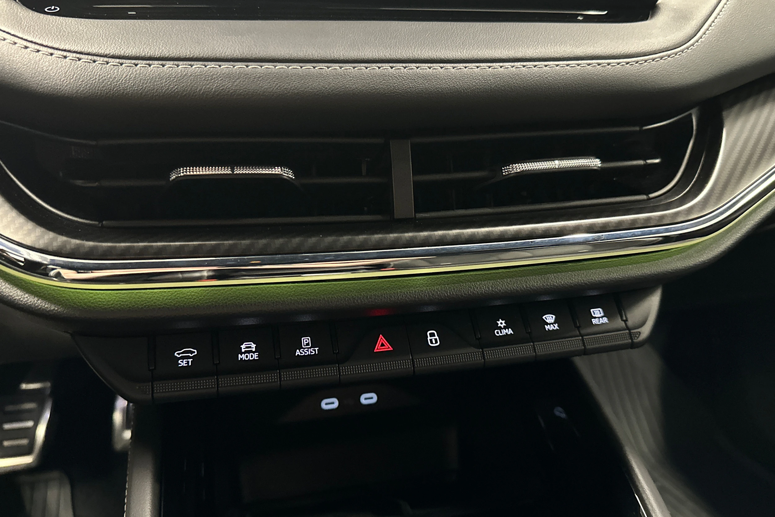 musta Skoda Enyaq 2023 kuva 36.