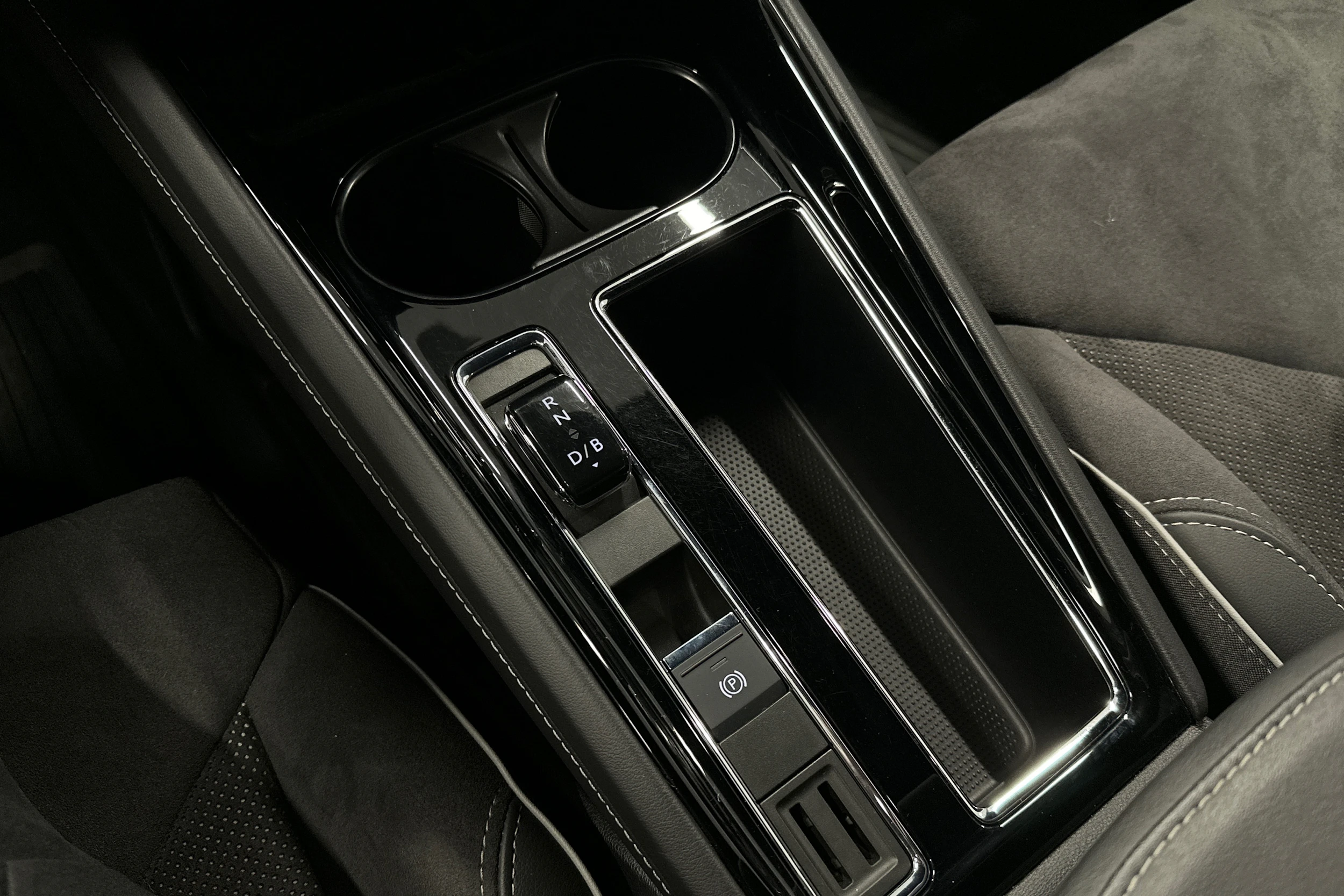 musta Skoda Enyaq 2023 kuva 37.