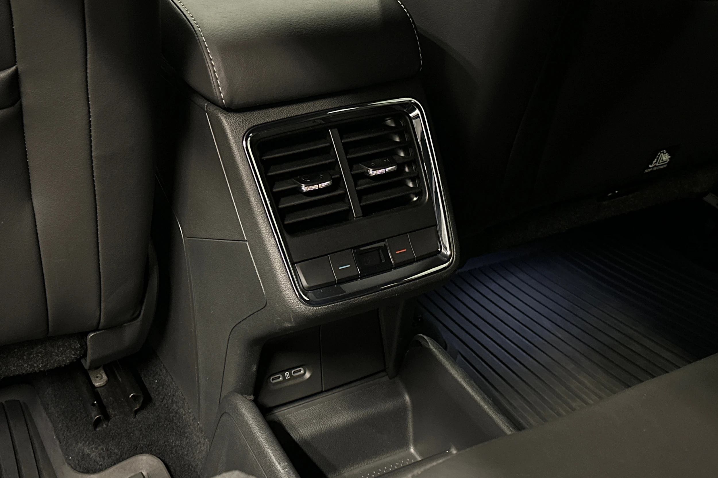 musta Skoda Enyaq 2023 kuva 39.