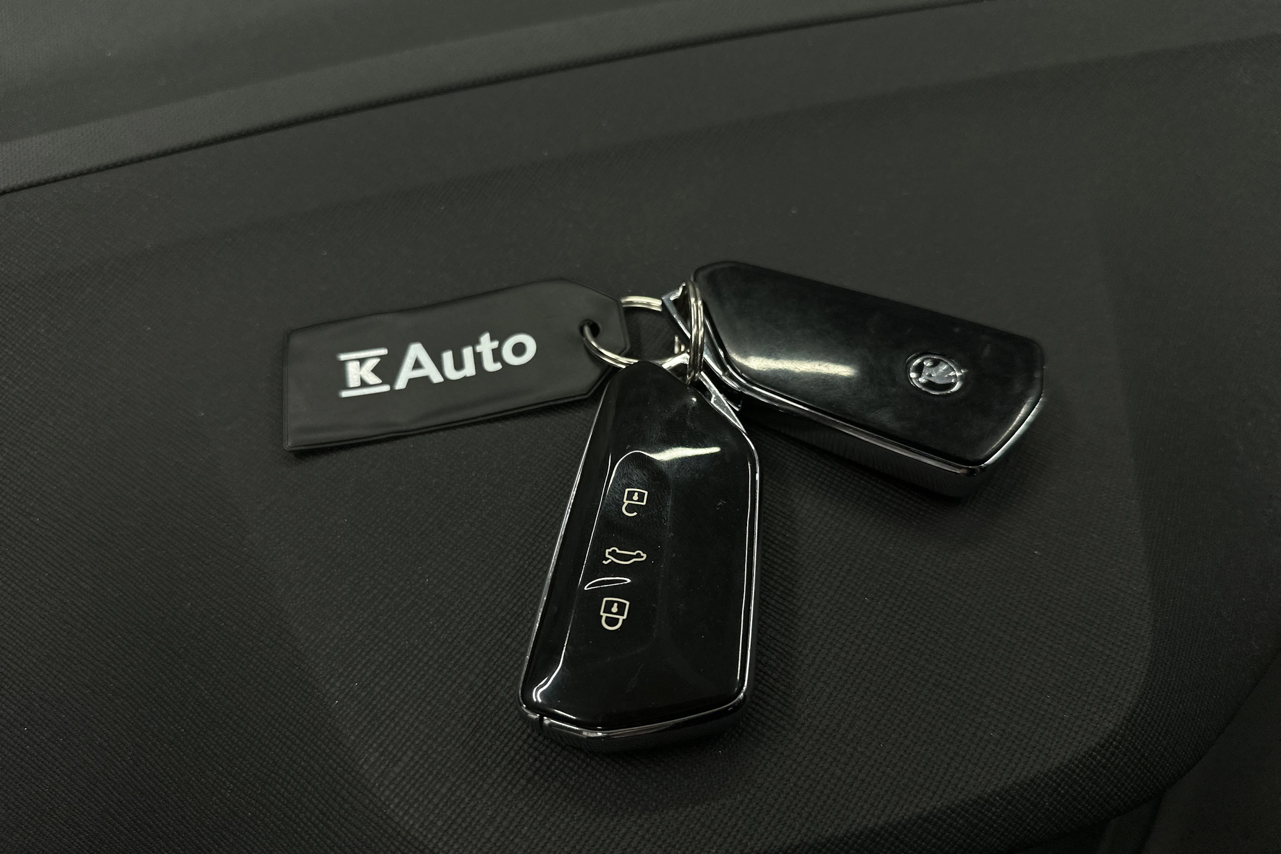 musta Skoda Enyaq 2023 kuva 45.