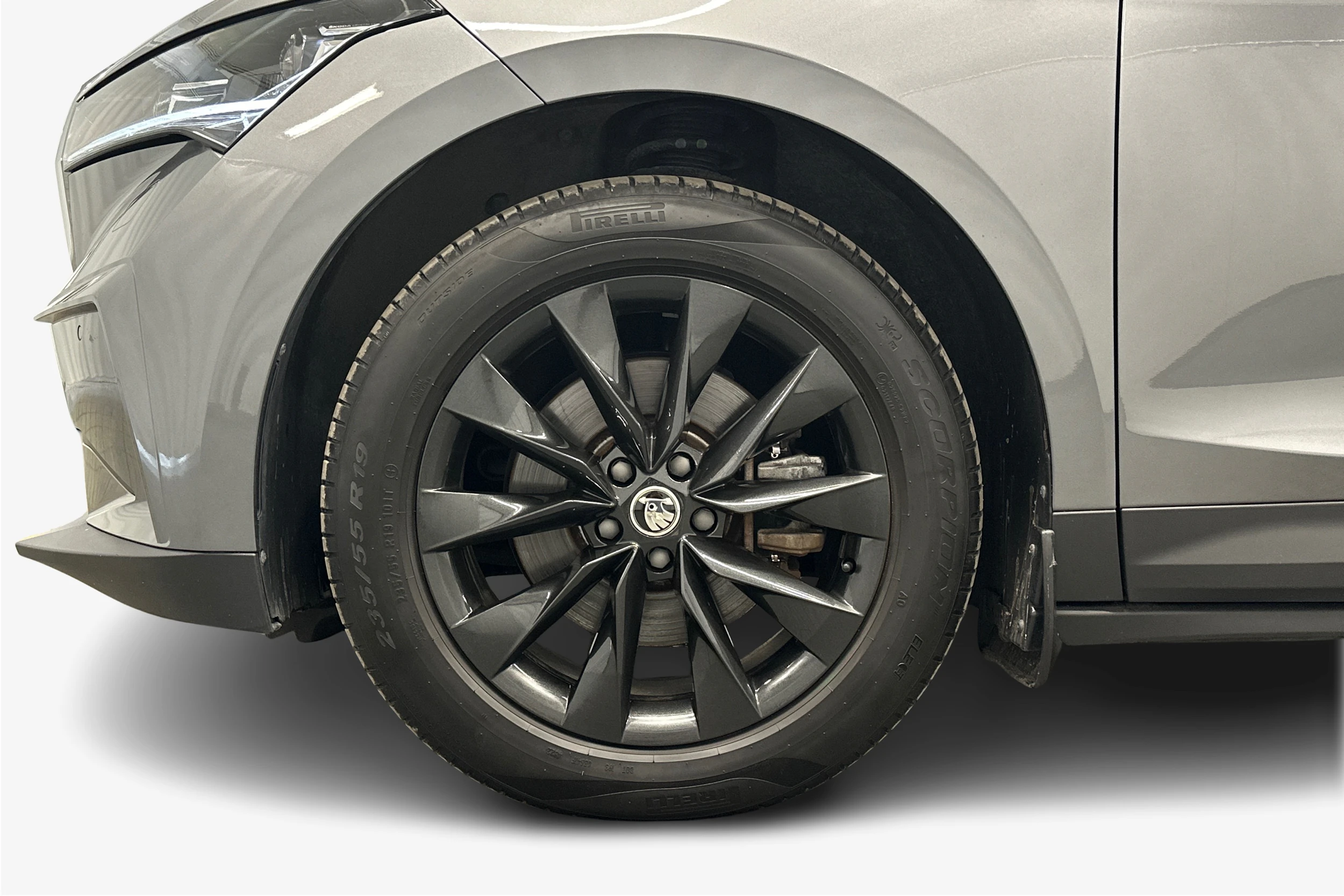harmaa Skoda Enyaq 2023 kuva 12.