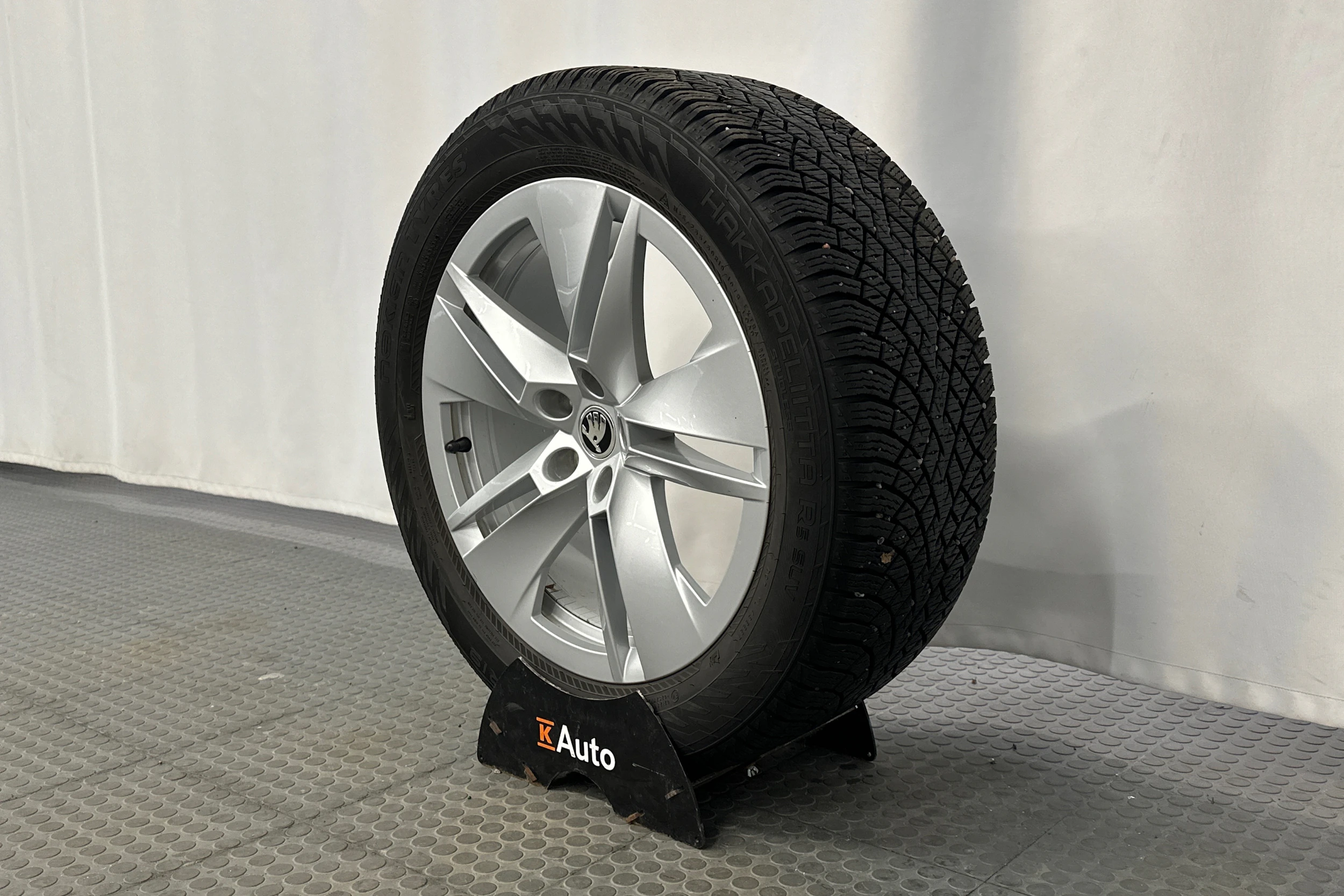 harmaa Skoda Enyaq 2023 kuva 13.