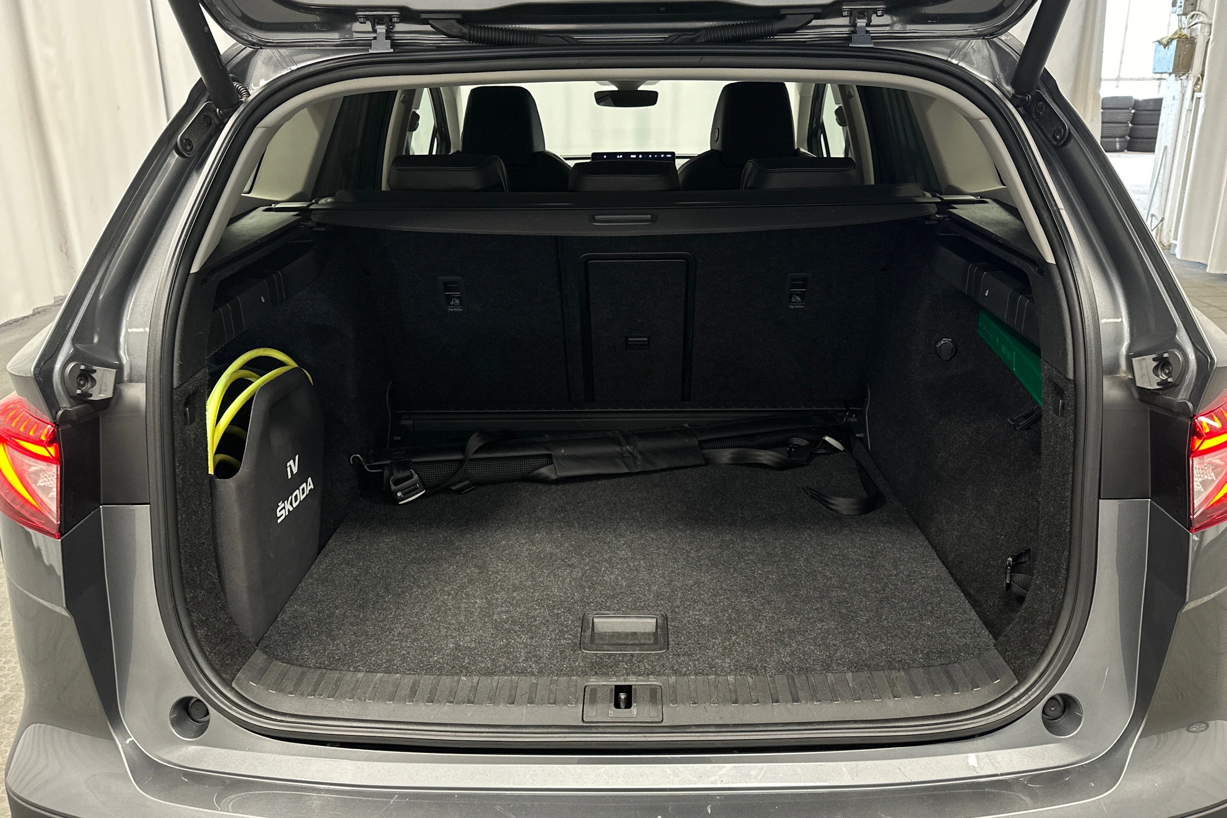 harmaa Skoda Enyaq 2023 kuva 15.