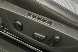 harmaa Skoda Enyaq 2023 kuva 18.