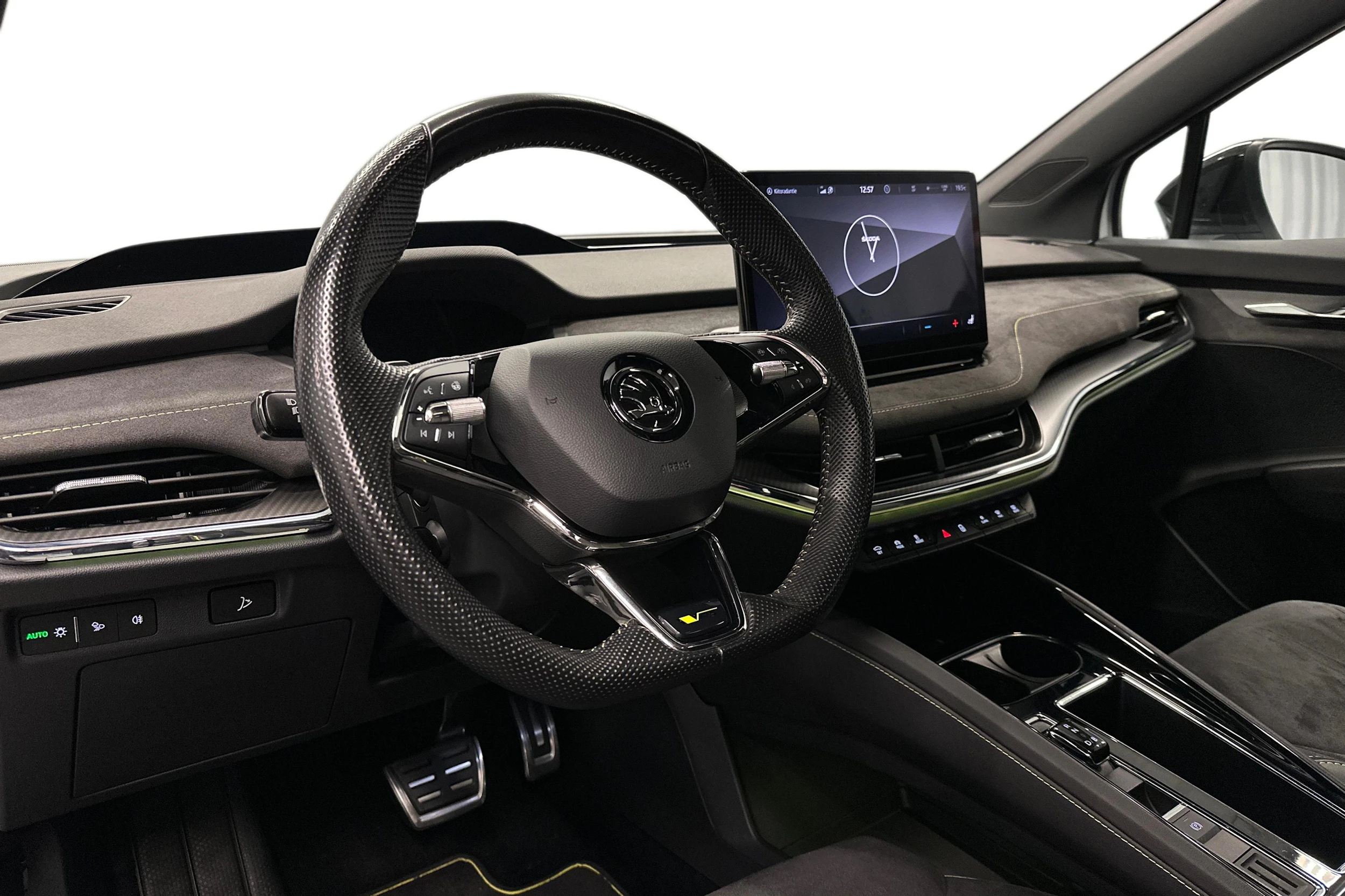 valkoinen Skoda Enyaq 2023 kuva 6.