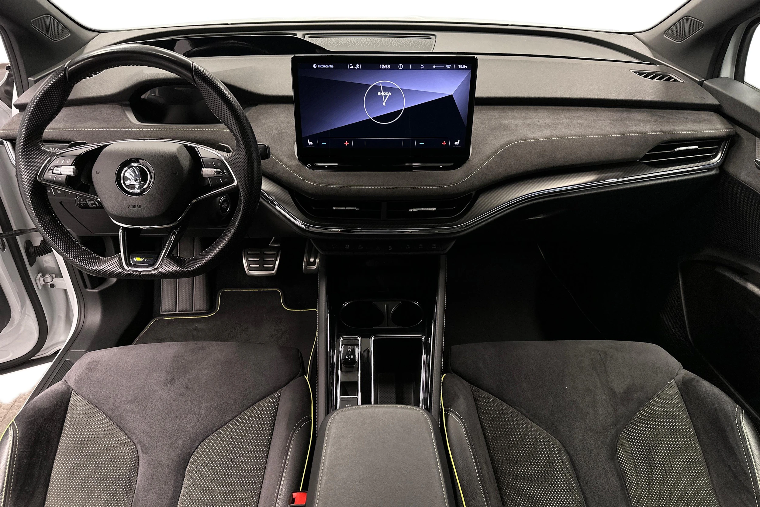 valkoinen Skoda Enyaq 2023 kuva 7.