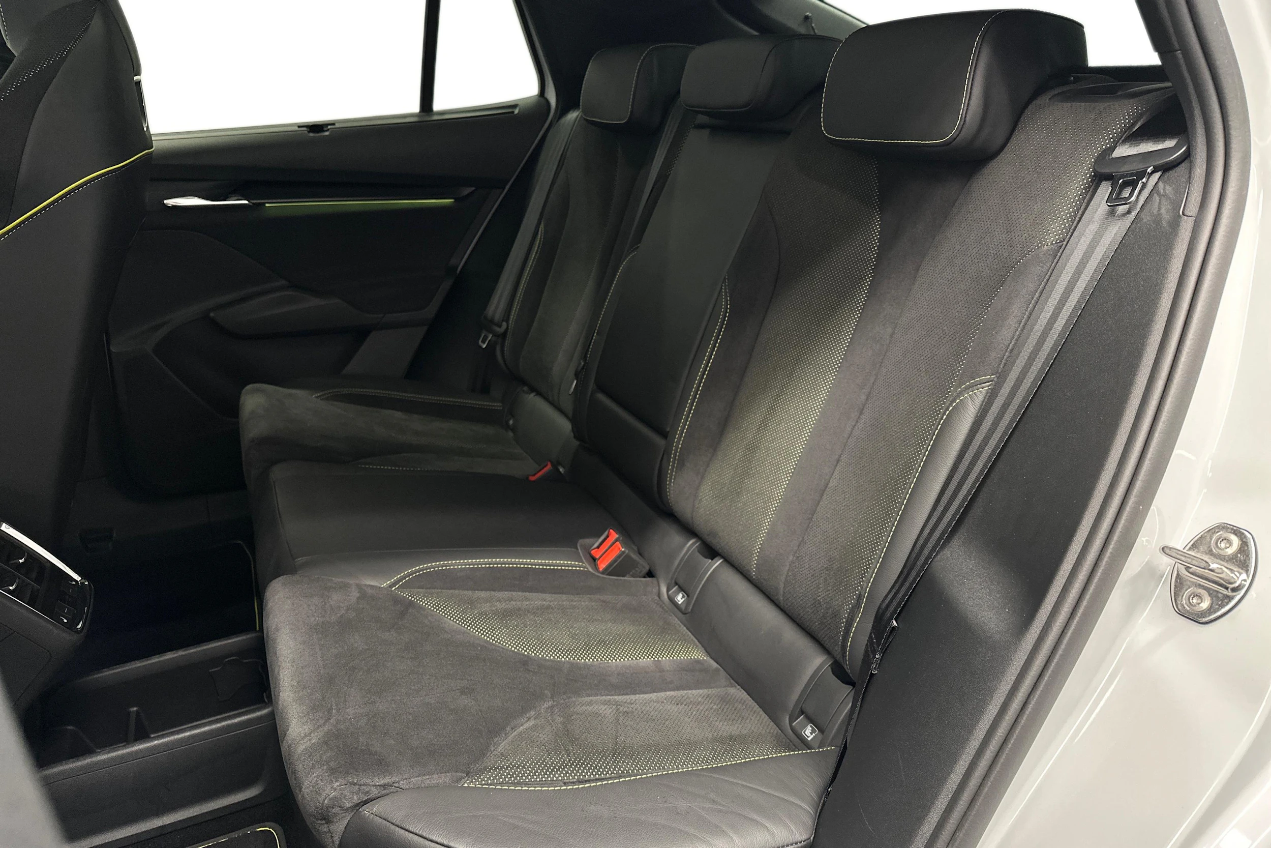 valkoinen Skoda Enyaq 2023 kuva 8.