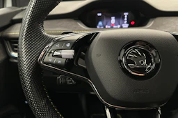 valkoinen Skoda Enyaq 2023 kuva 11.