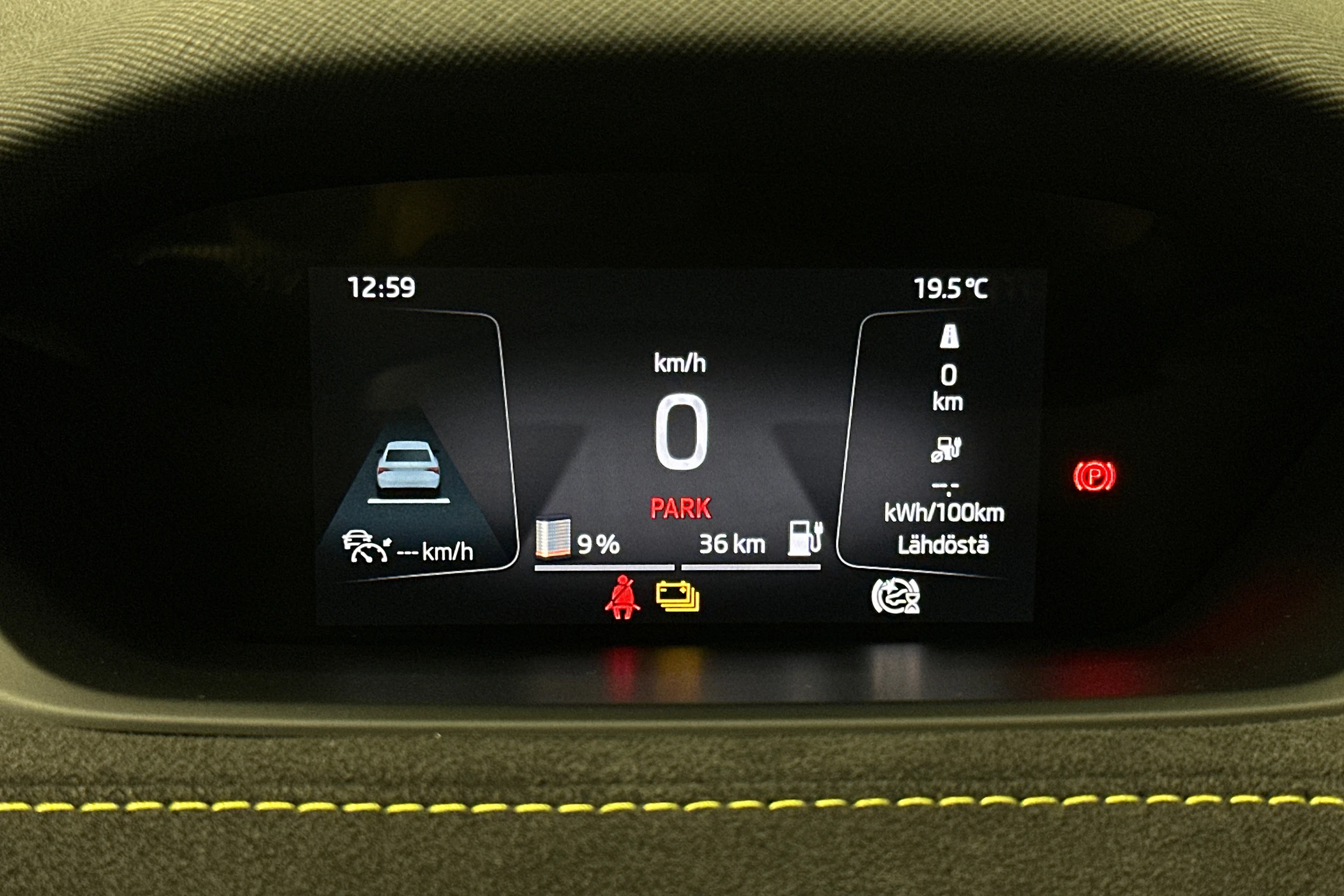 valkoinen Skoda Enyaq 2023 kuva 13.