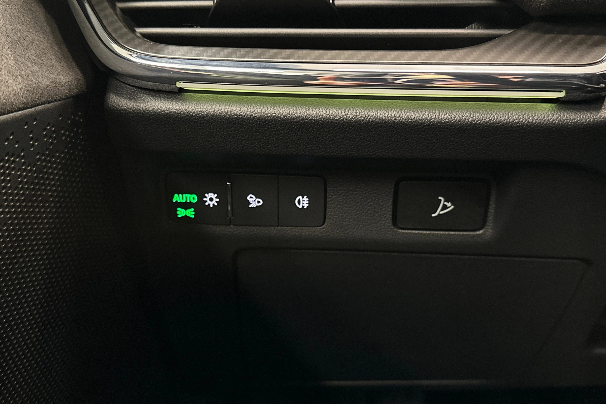valkoinen Skoda Enyaq 2023 kuva 15.