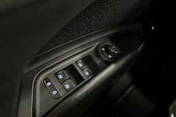 valkoinen Skoda Enyaq 2023 kuva 16.