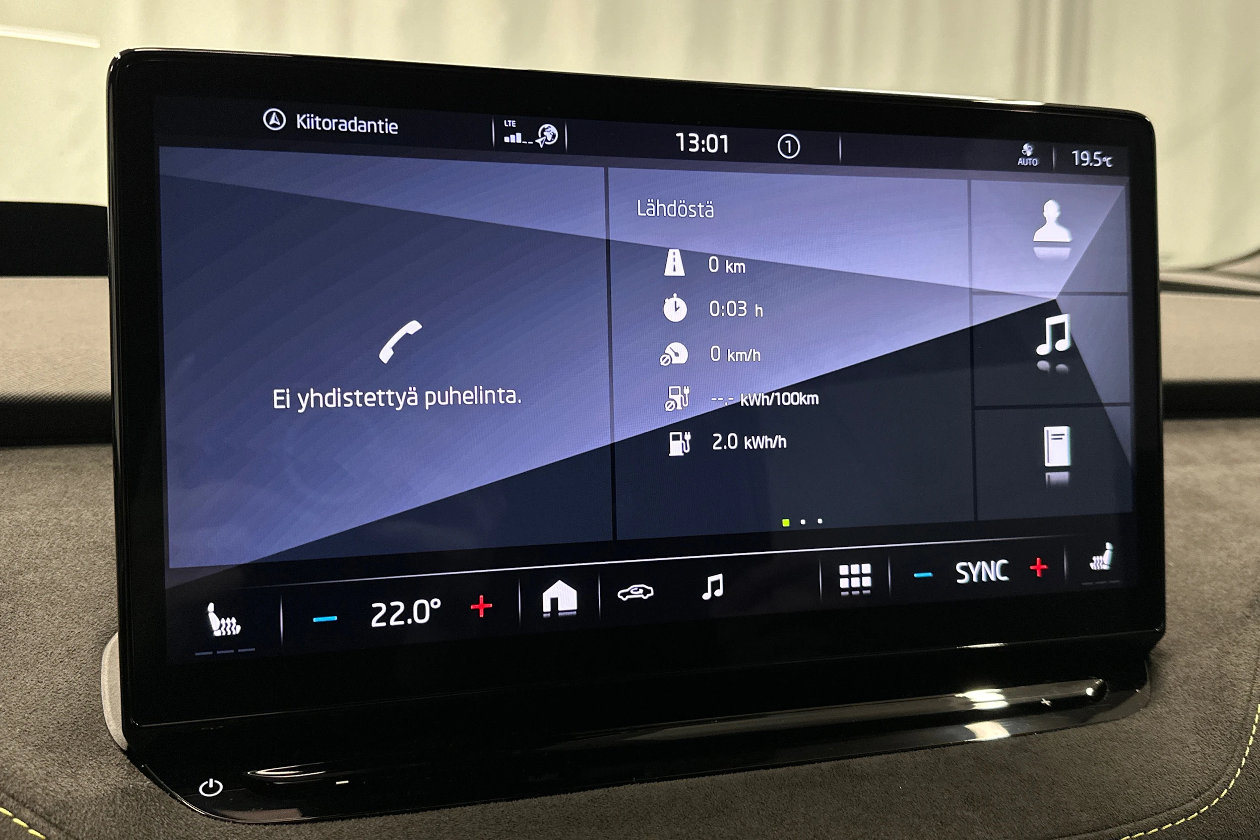 valkoinen Skoda Enyaq 2023 kuva 18.