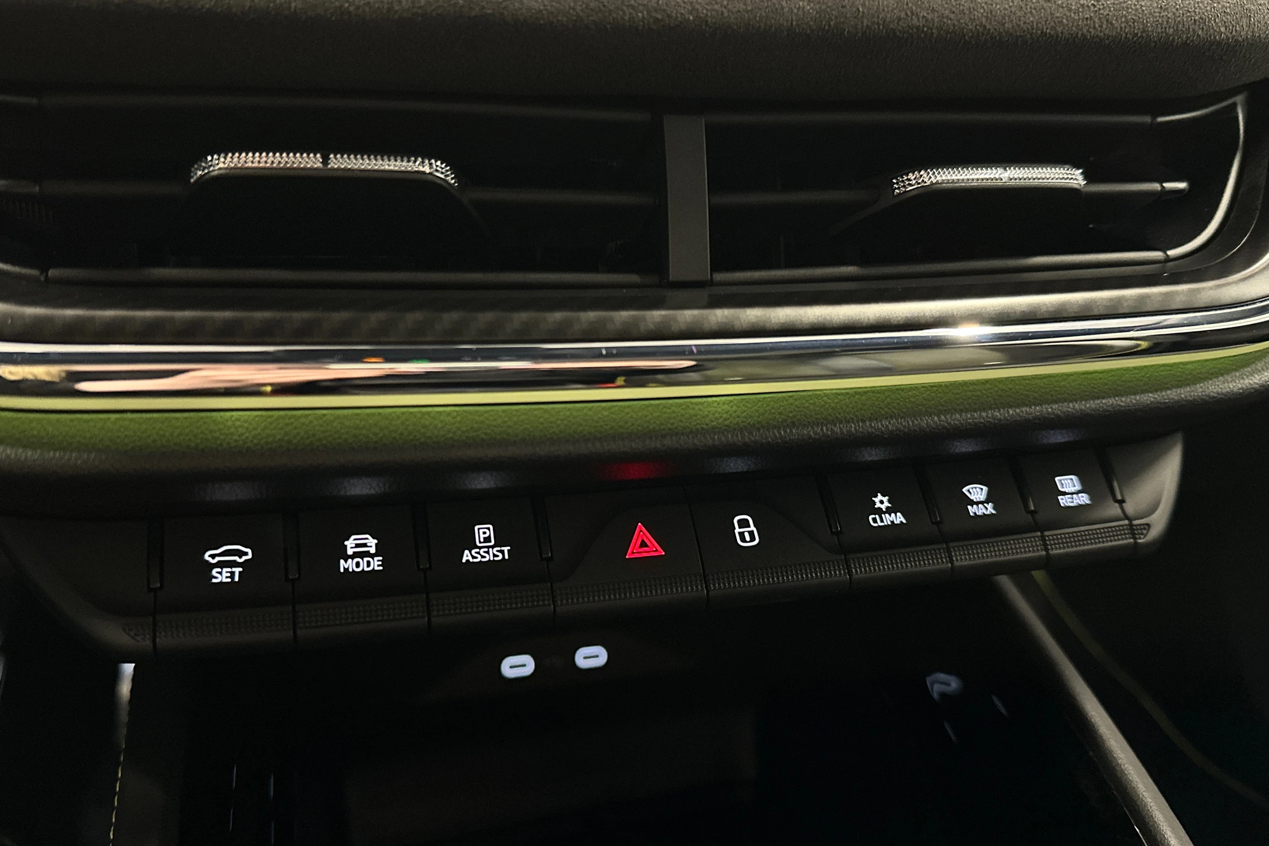 valkoinen Skoda Enyaq 2023 kuva 34.