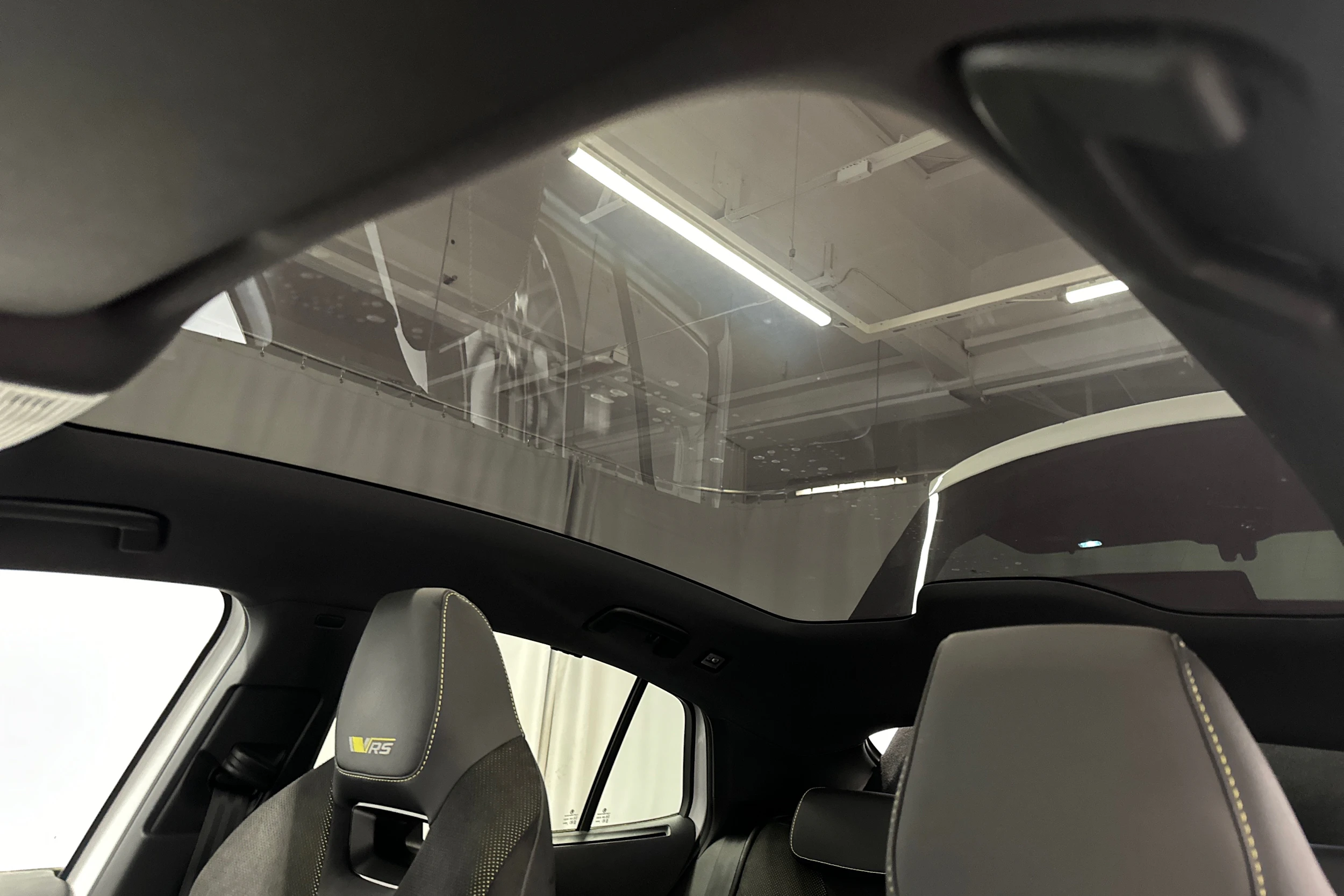 valkoinen Skoda Enyaq 2023 kuva 37.