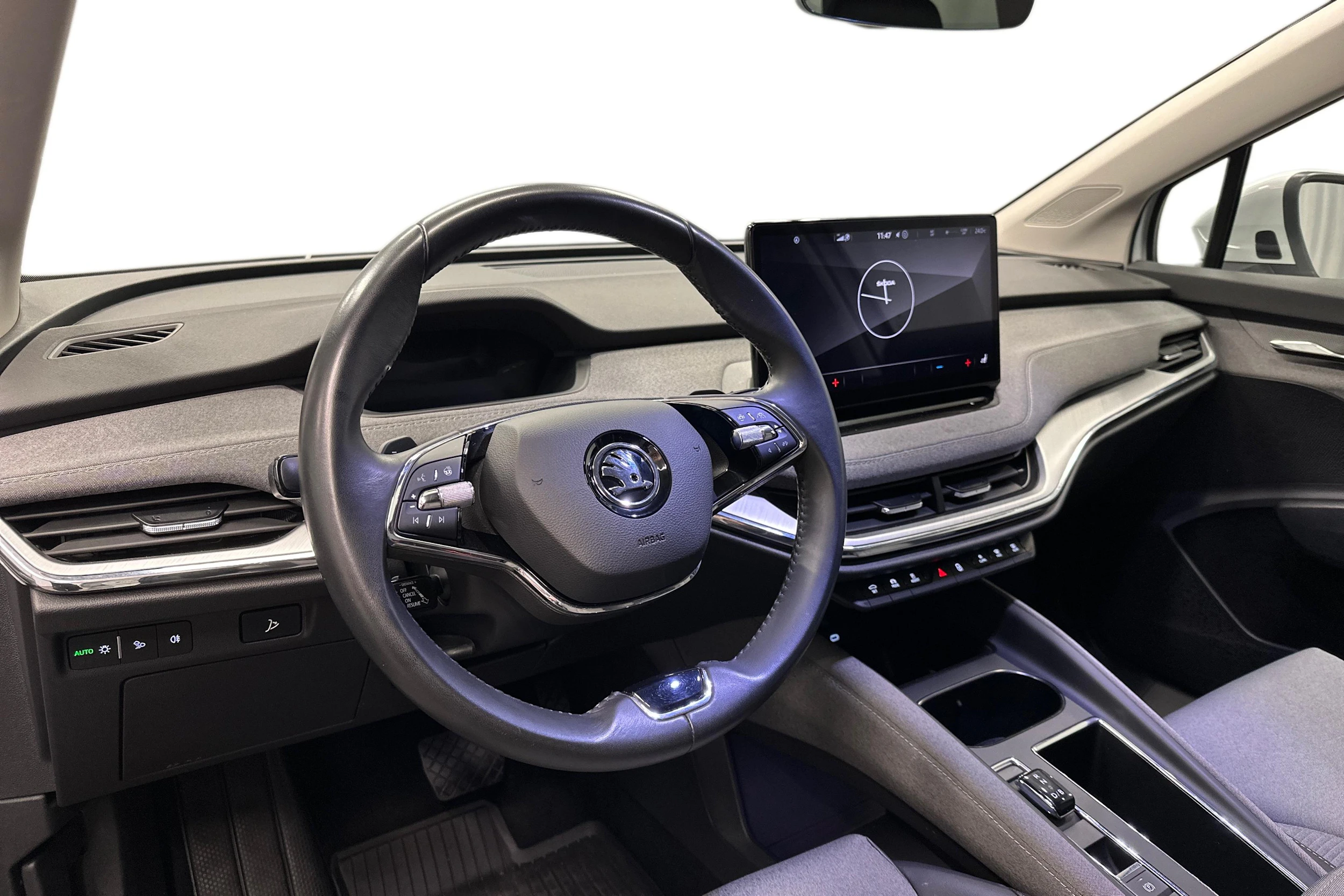 valkoinen Skoda Enyaq 2023 kuva 6.