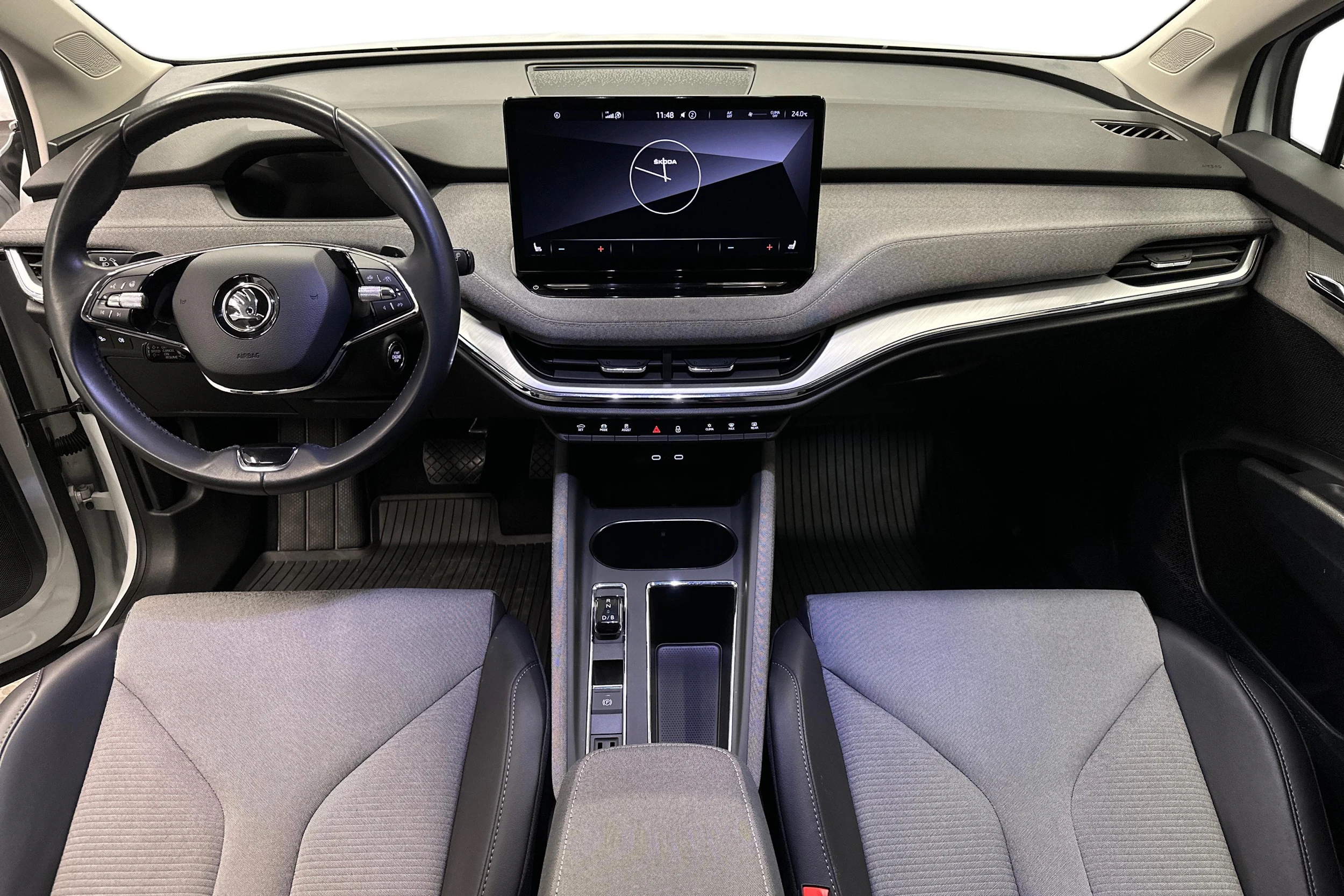valkoinen Skoda Enyaq 2023 kuva 7.