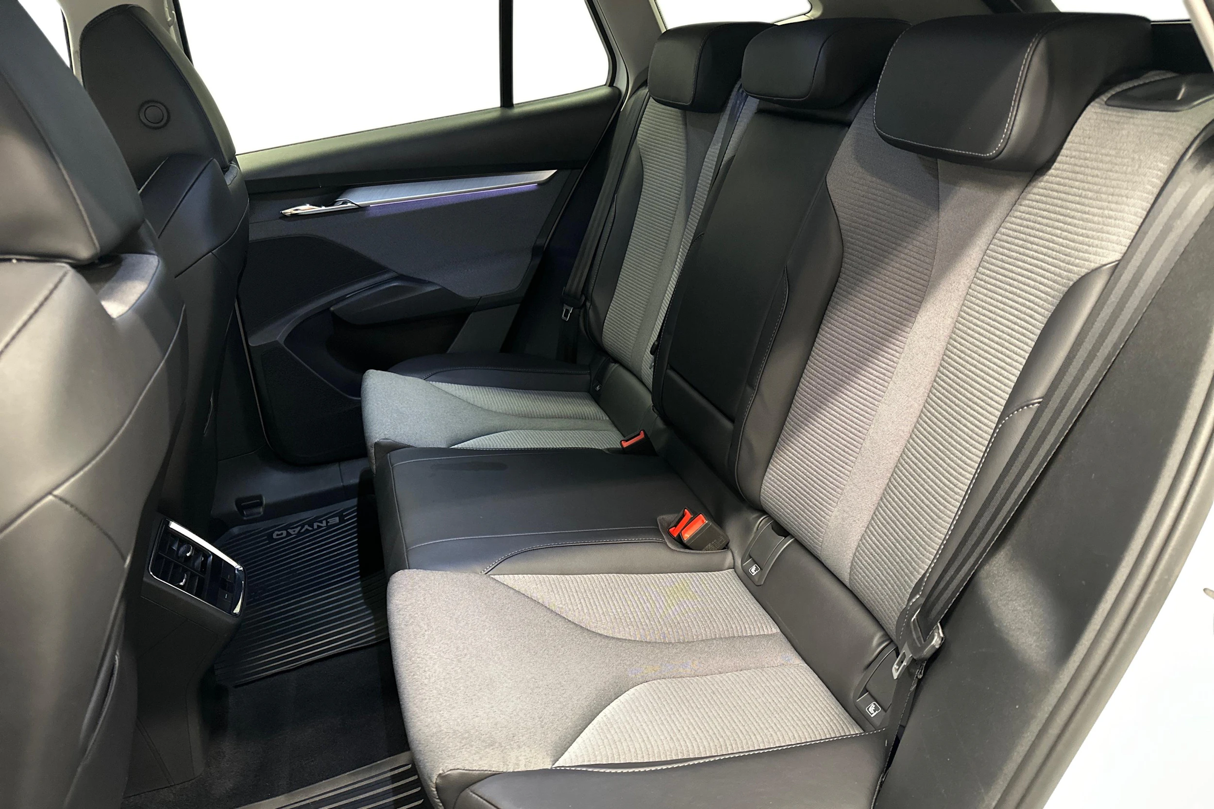 valkoinen Skoda Enyaq 2023 kuva 8.