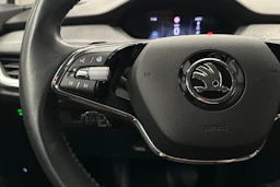 valkoinen Skoda Enyaq 2023 kuva 11.