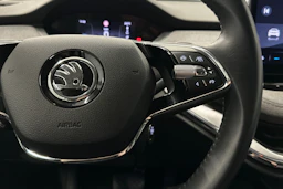 valkoinen Skoda Enyaq 2023 kuva 12.