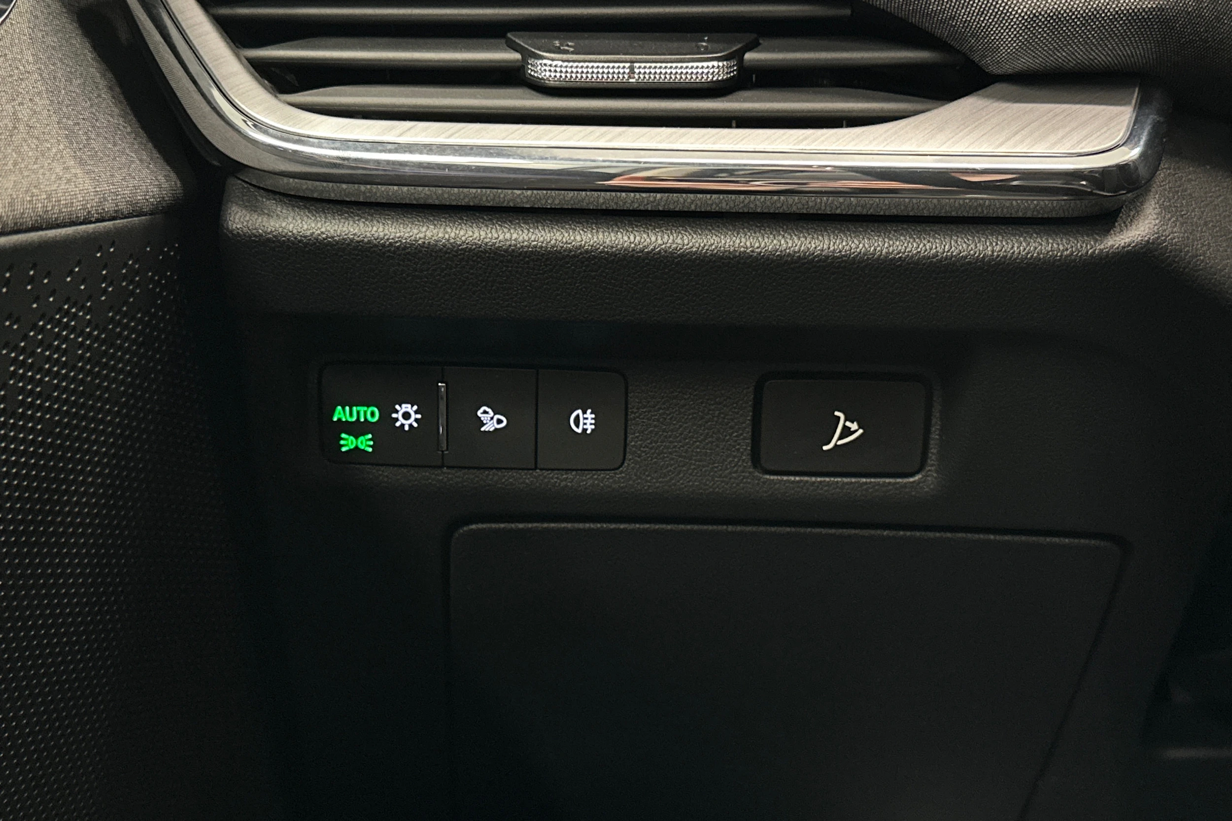 valkoinen Skoda Enyaq 2023 kuva 14.