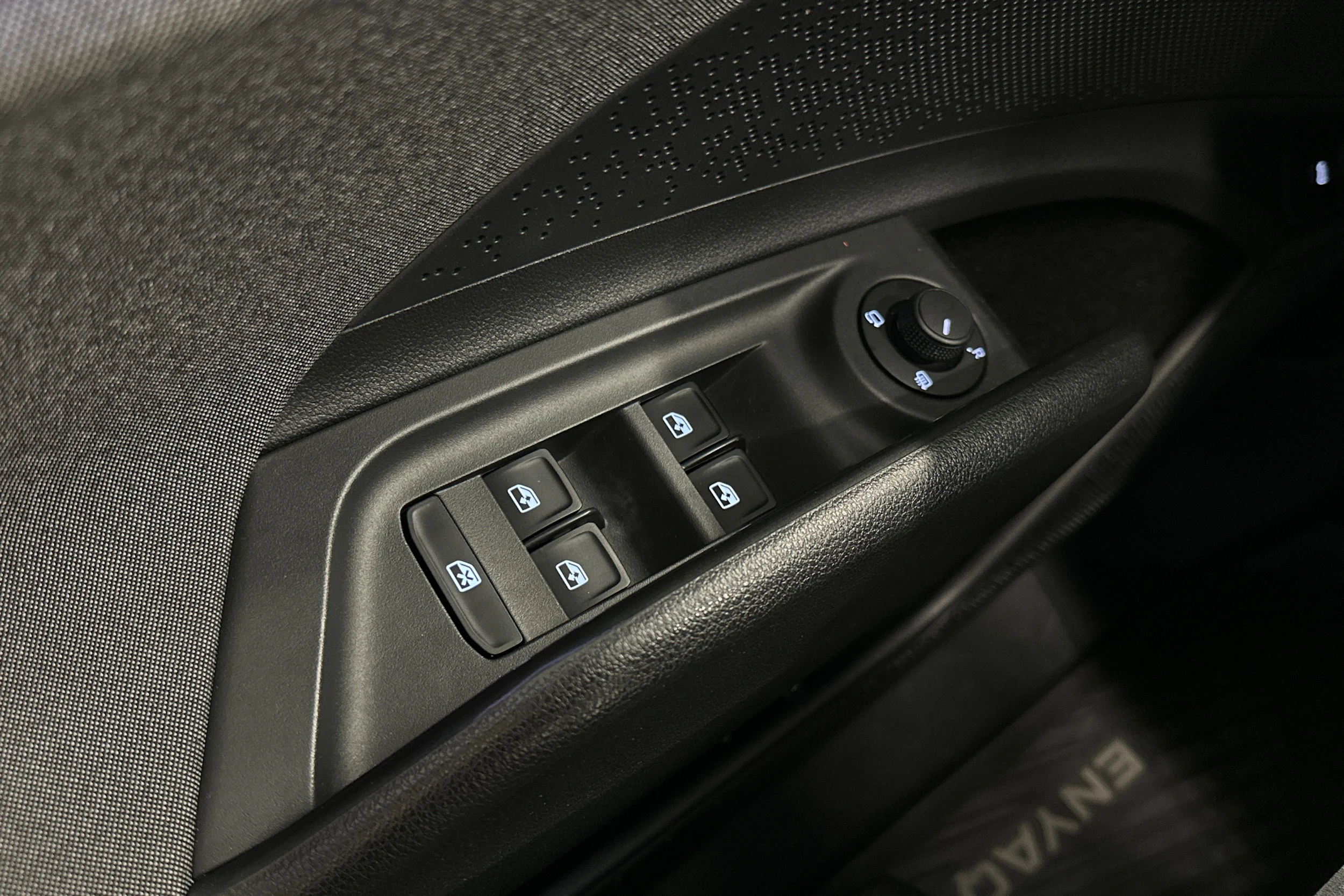 valkoinen Skoda Enyaq 2023 kuva 15.