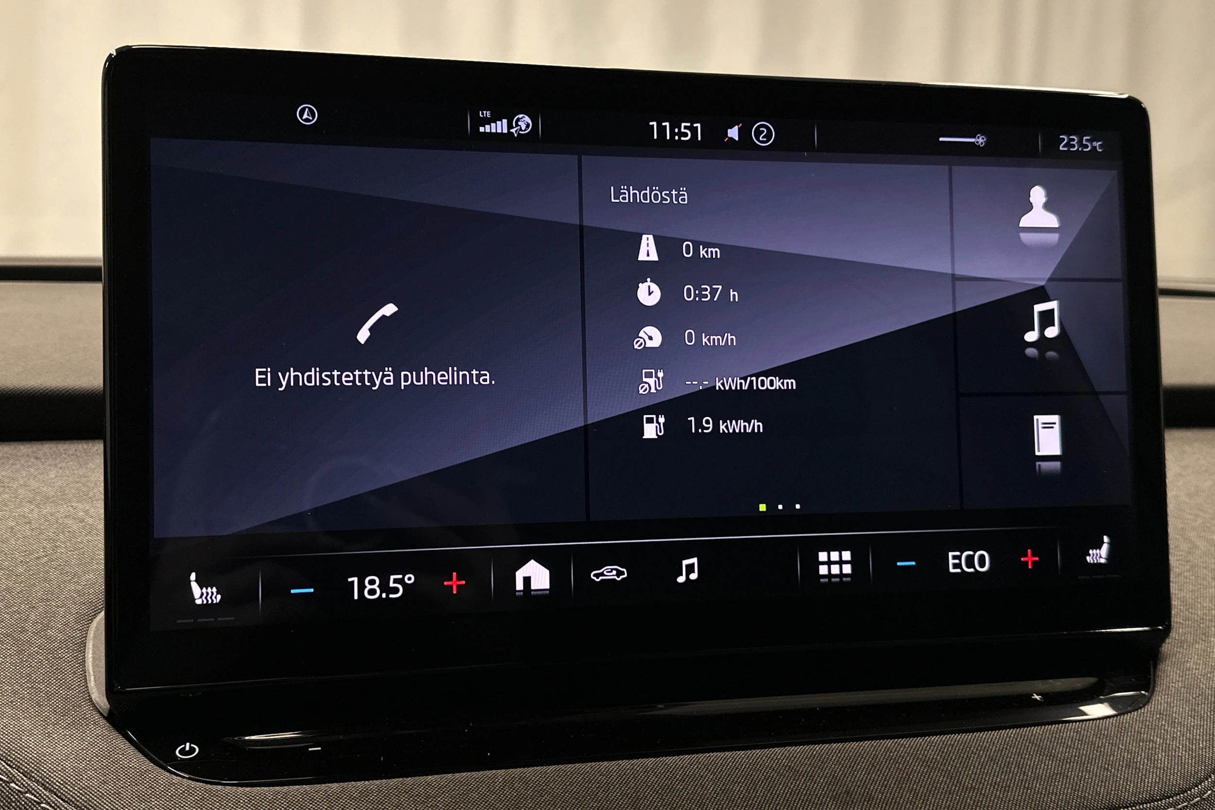 valkoinen Skoda Enyaq 2023 kuva 17.
