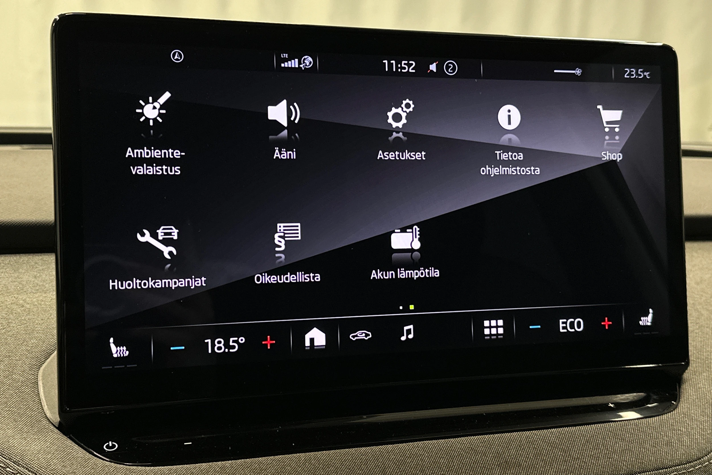 valkoinen Skoda Enyaq 2023 kuva 19.