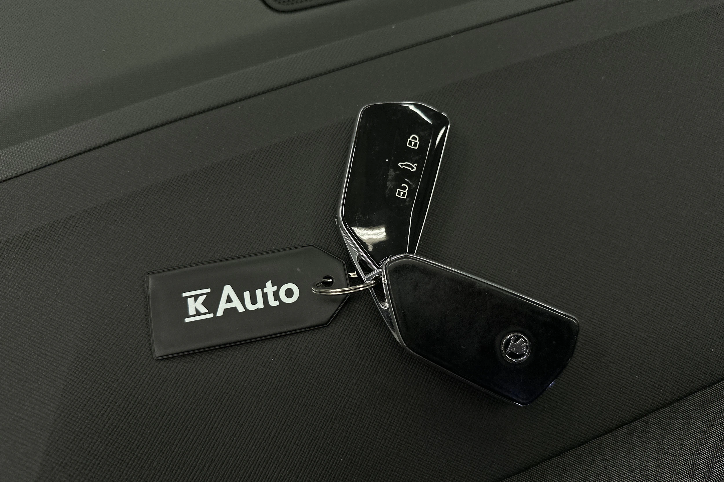 valkoinen Skoda Enyaq 2023 kuva 43.