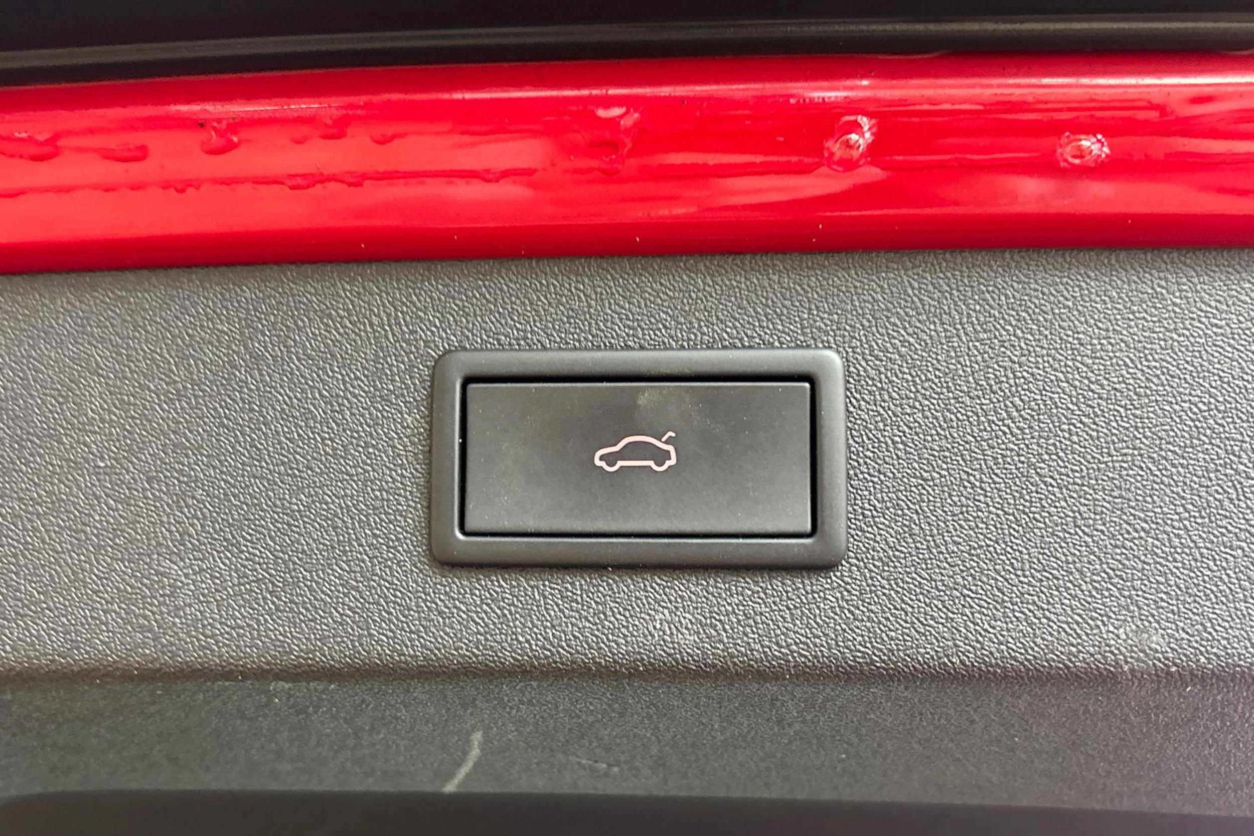 punainen Skoda Enyaq 2023 kuva 4.