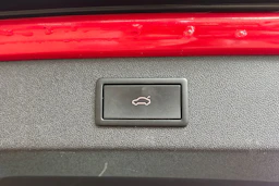 punainen Skoda Enyaq 2023 kuva 4.