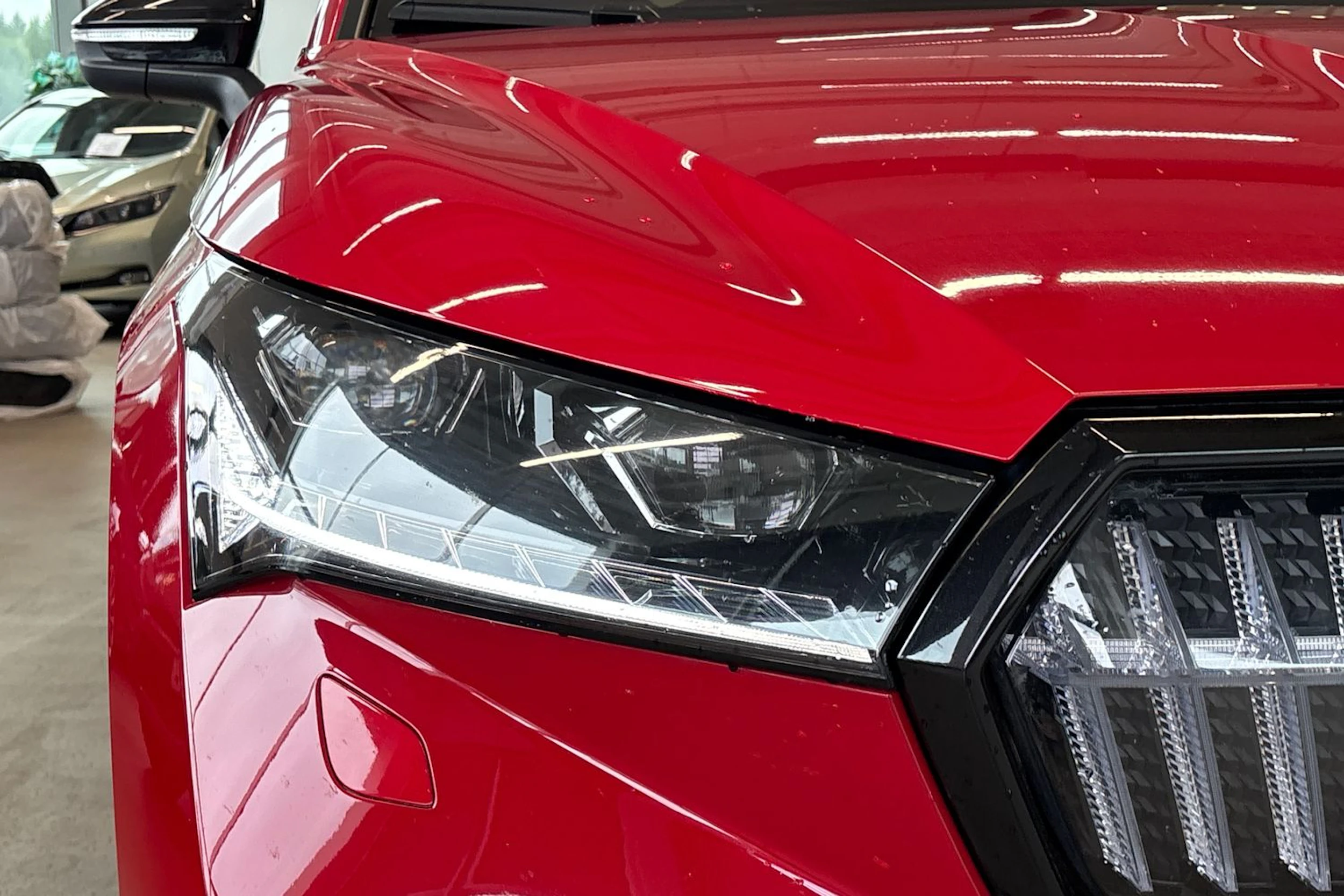 punainen Skoda Enyaq 2023 kuva 7.